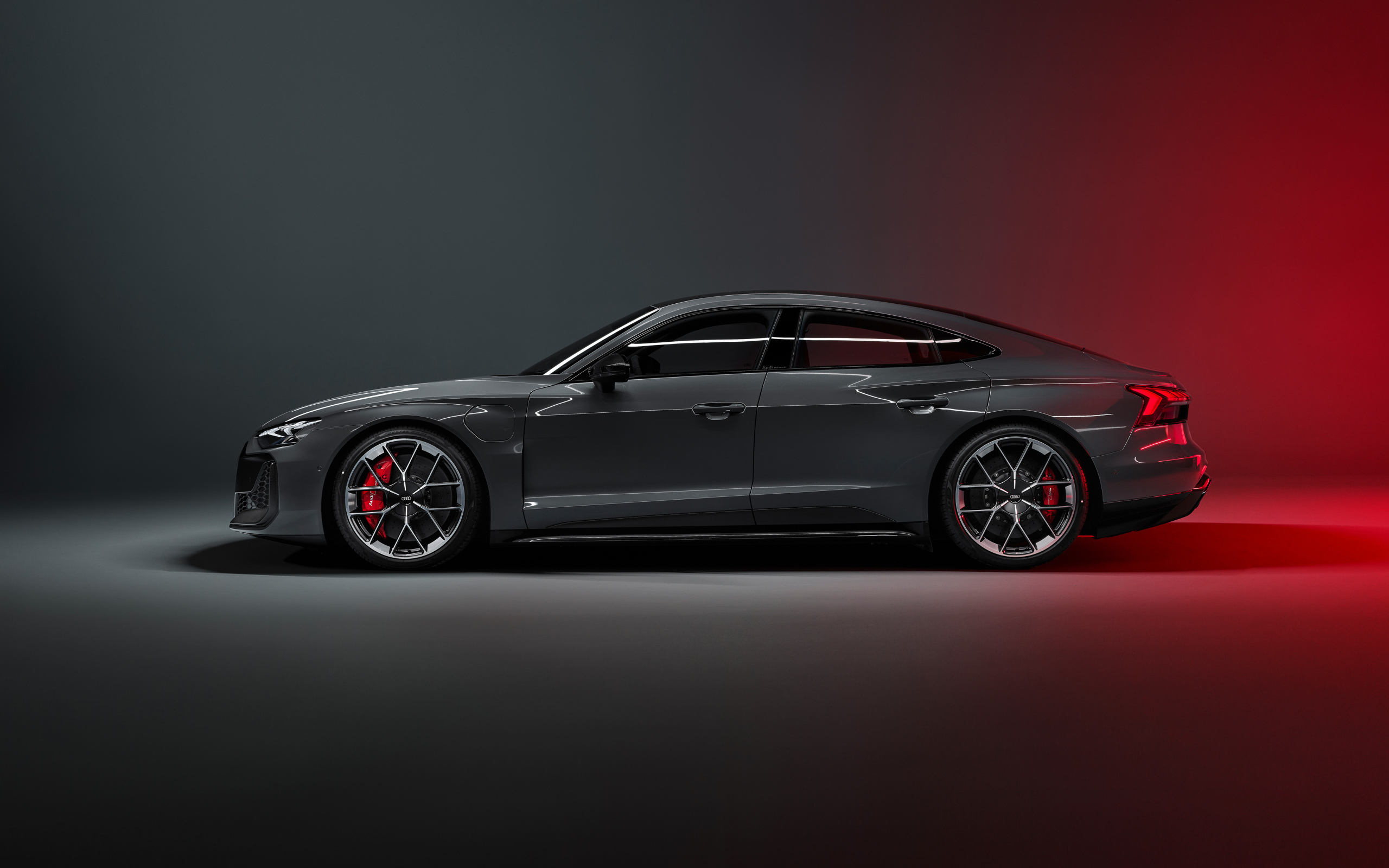 Автомобиль Audi RS e-tron GT 2024 года вид сбоку