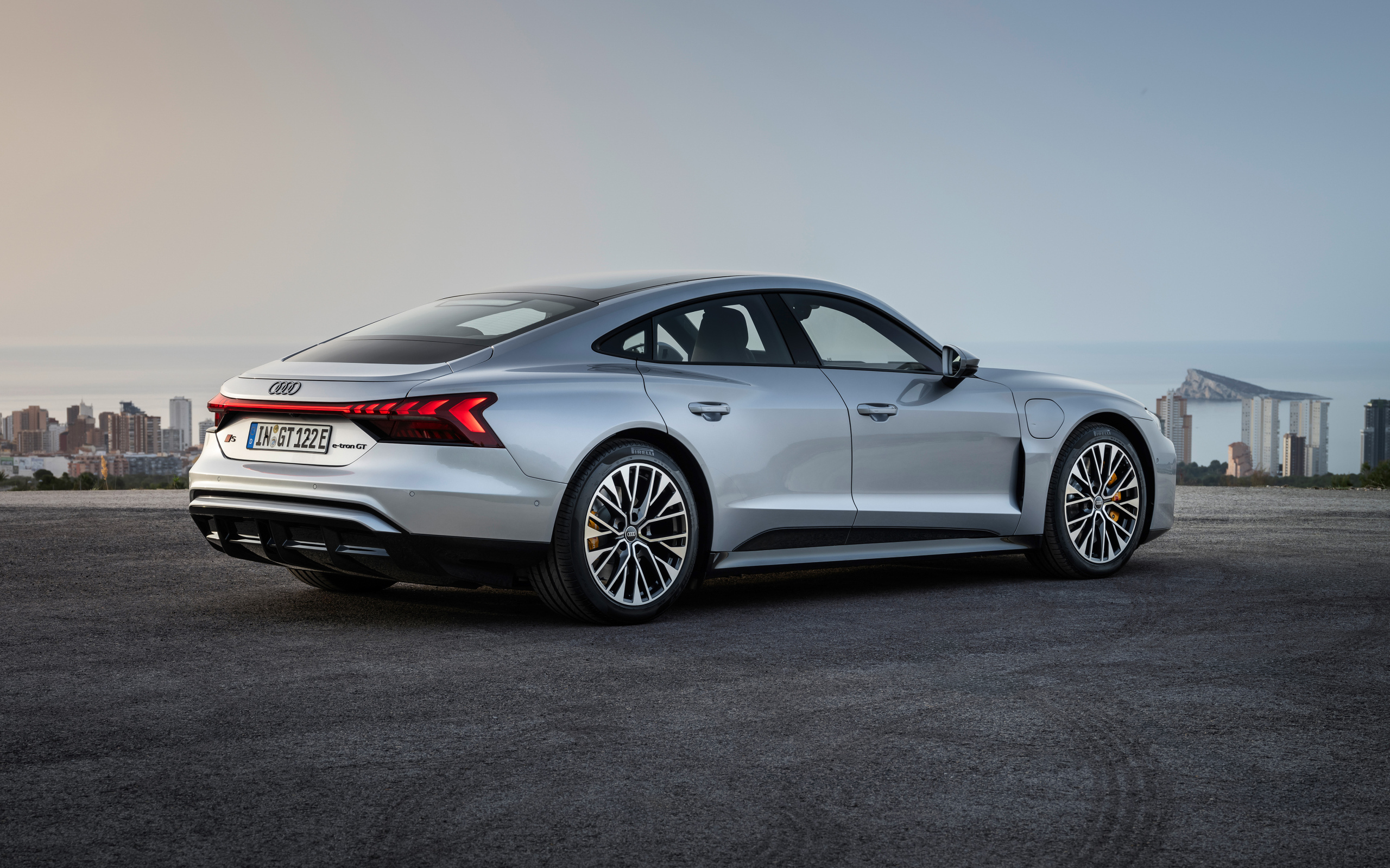 Вид сзади на автомобиль Audi S e-tron GT 2024 года