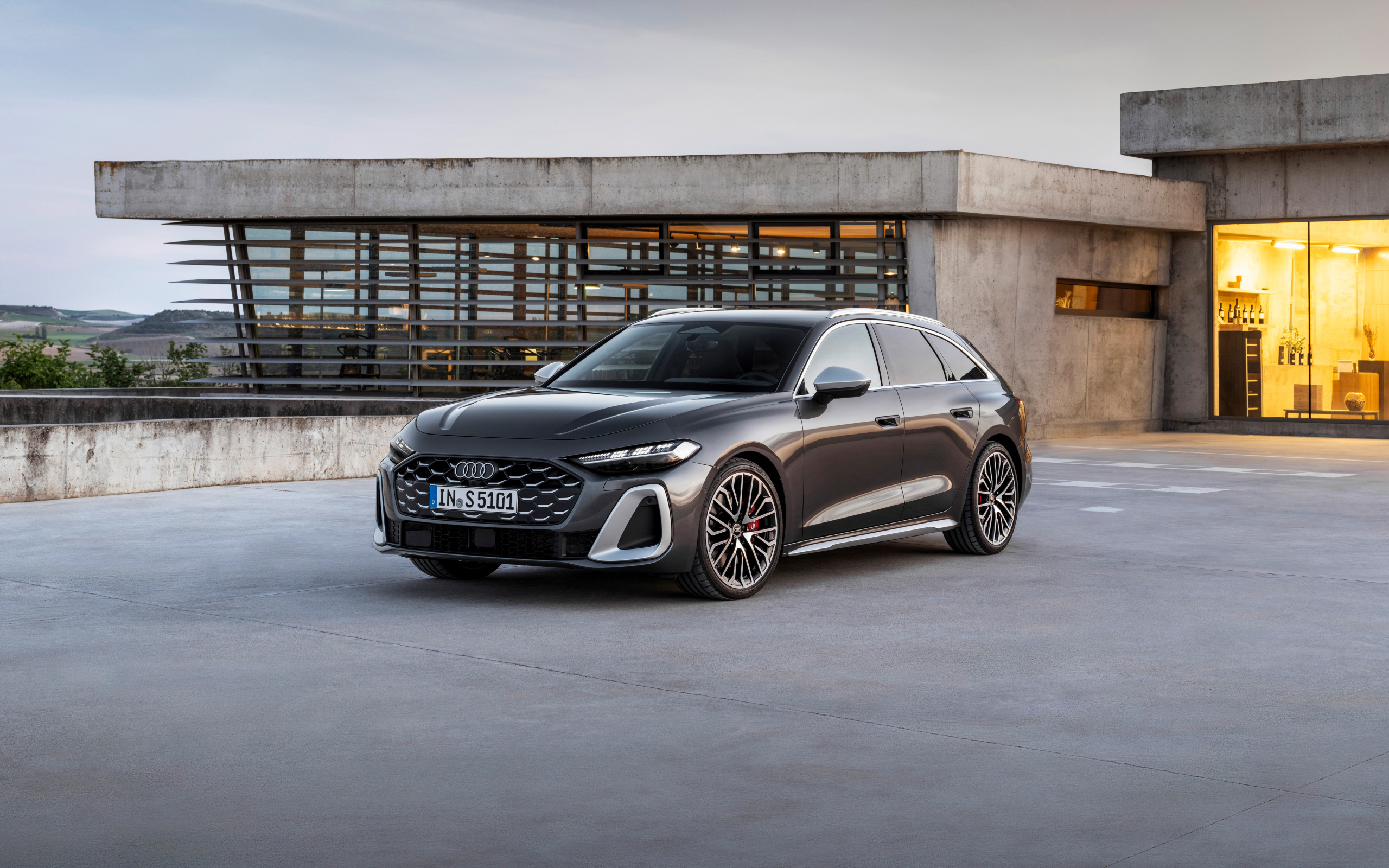 Черный автомобиль Audi S5 Avant TFSI quattro 2024 года