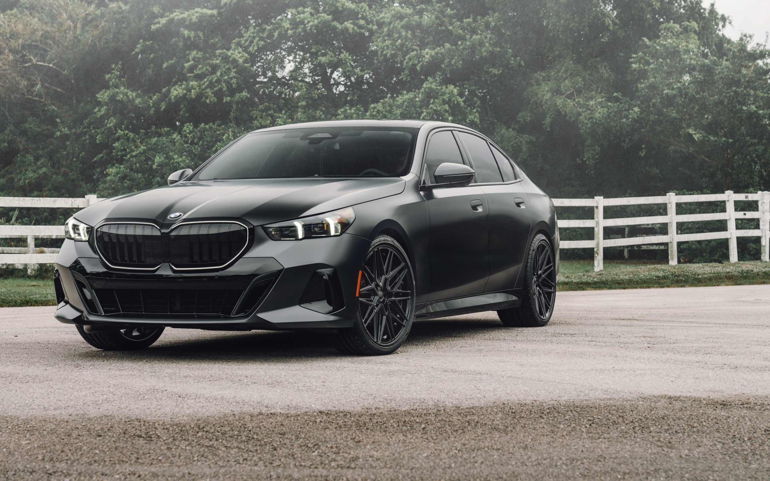 Черный автомобиль BMW 530i Matte