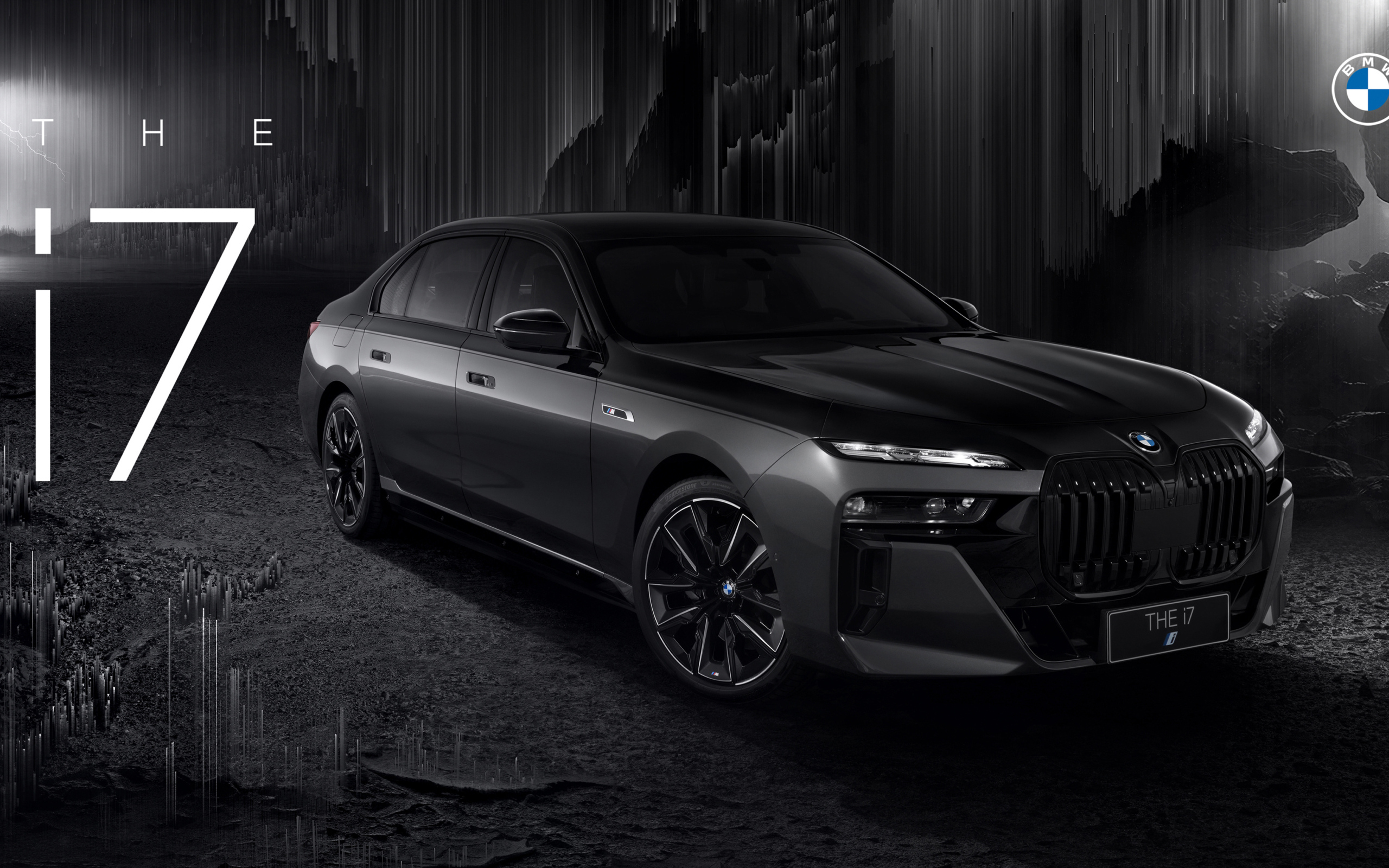 Черный автомобиль BMW i7