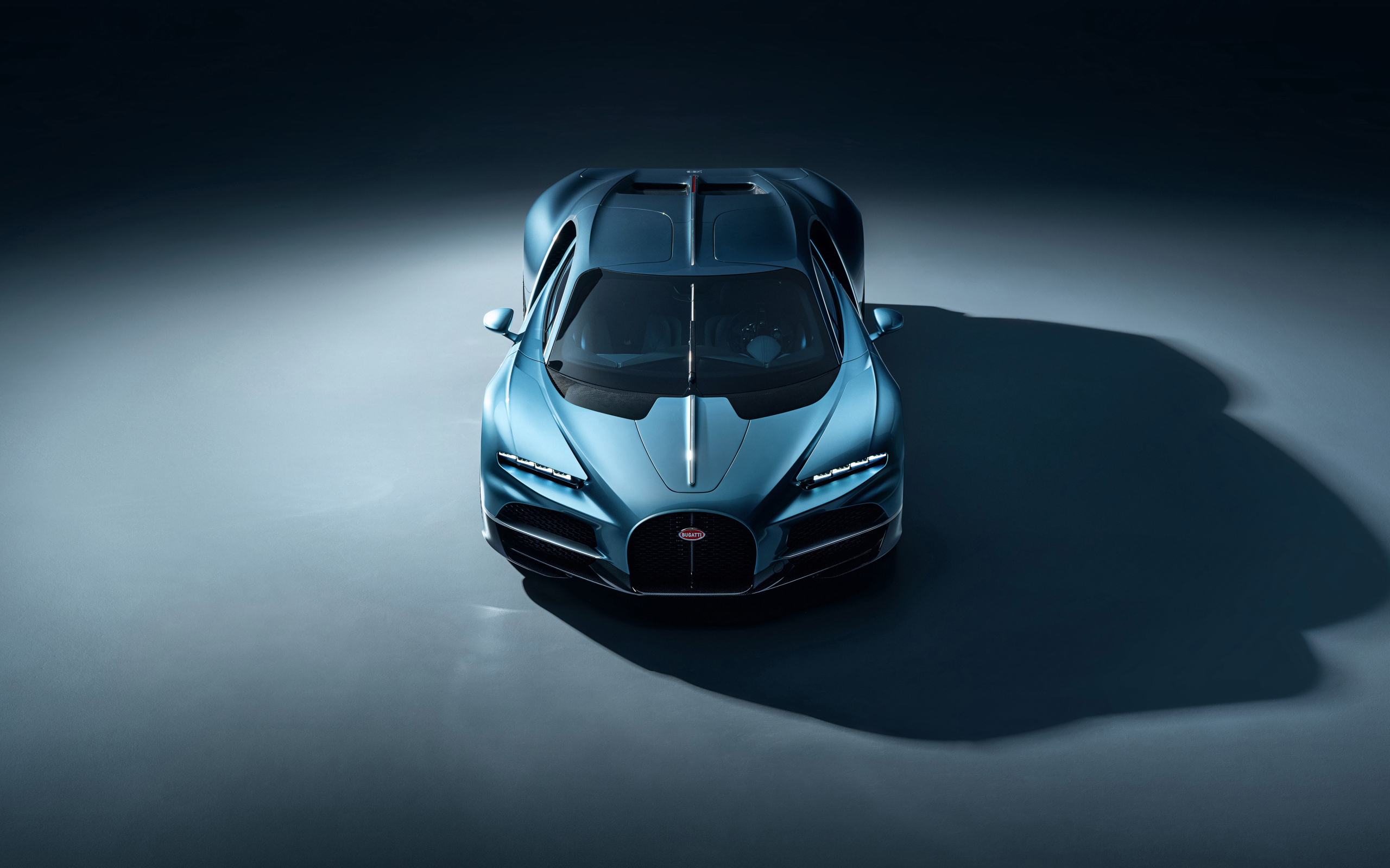Автомобиль Bugatti Tourbillon 2024 года на сером фоне