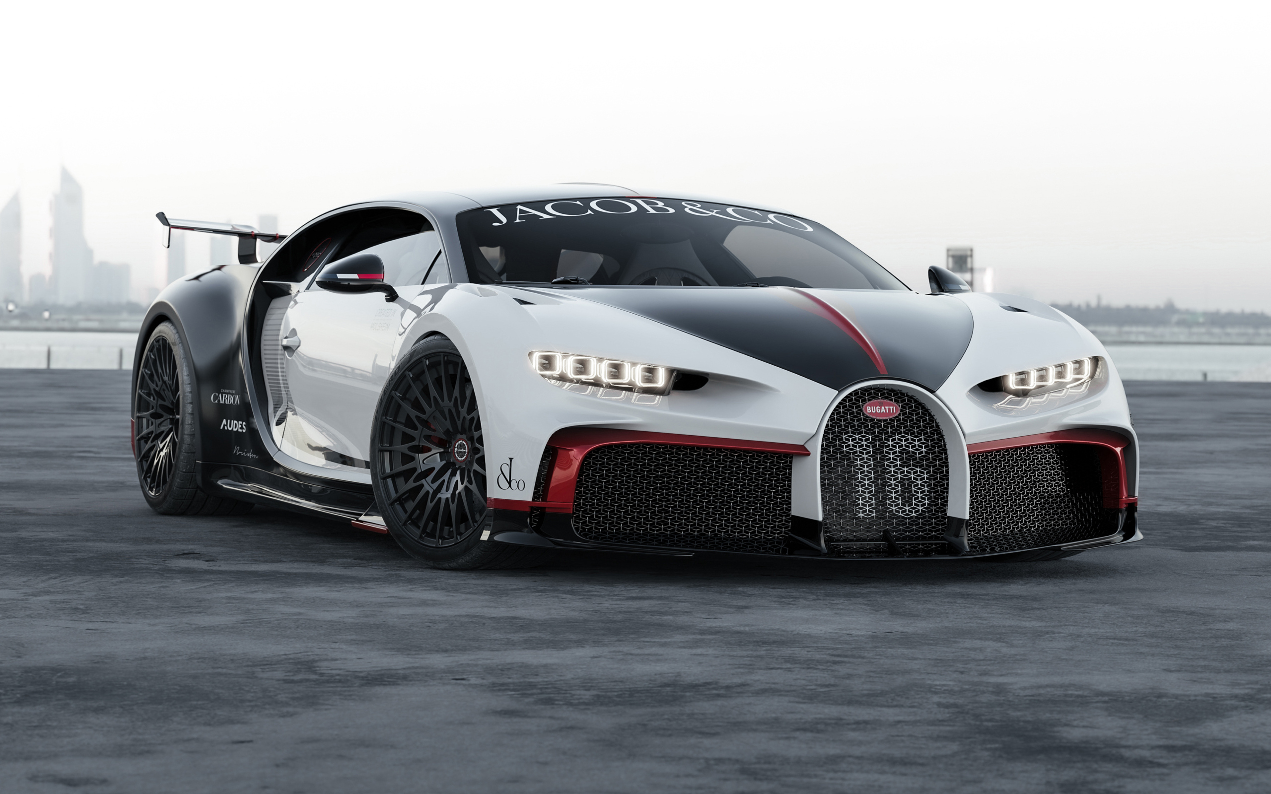 Быстрый спортивный автомобиль Bugatti Chiron вид спереди