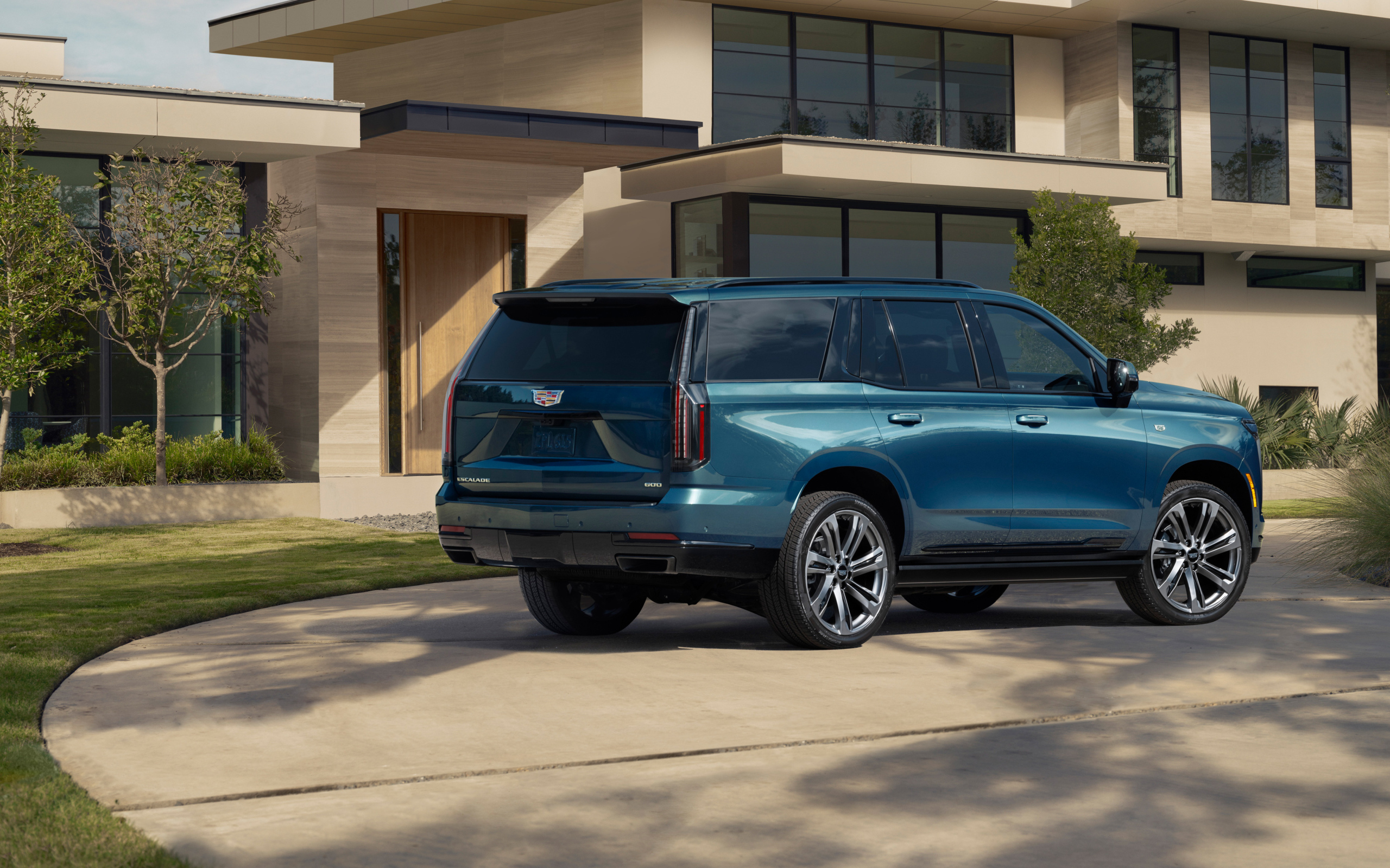 Синий внедорожник Cadillac Escalade 2025 года вид сзади