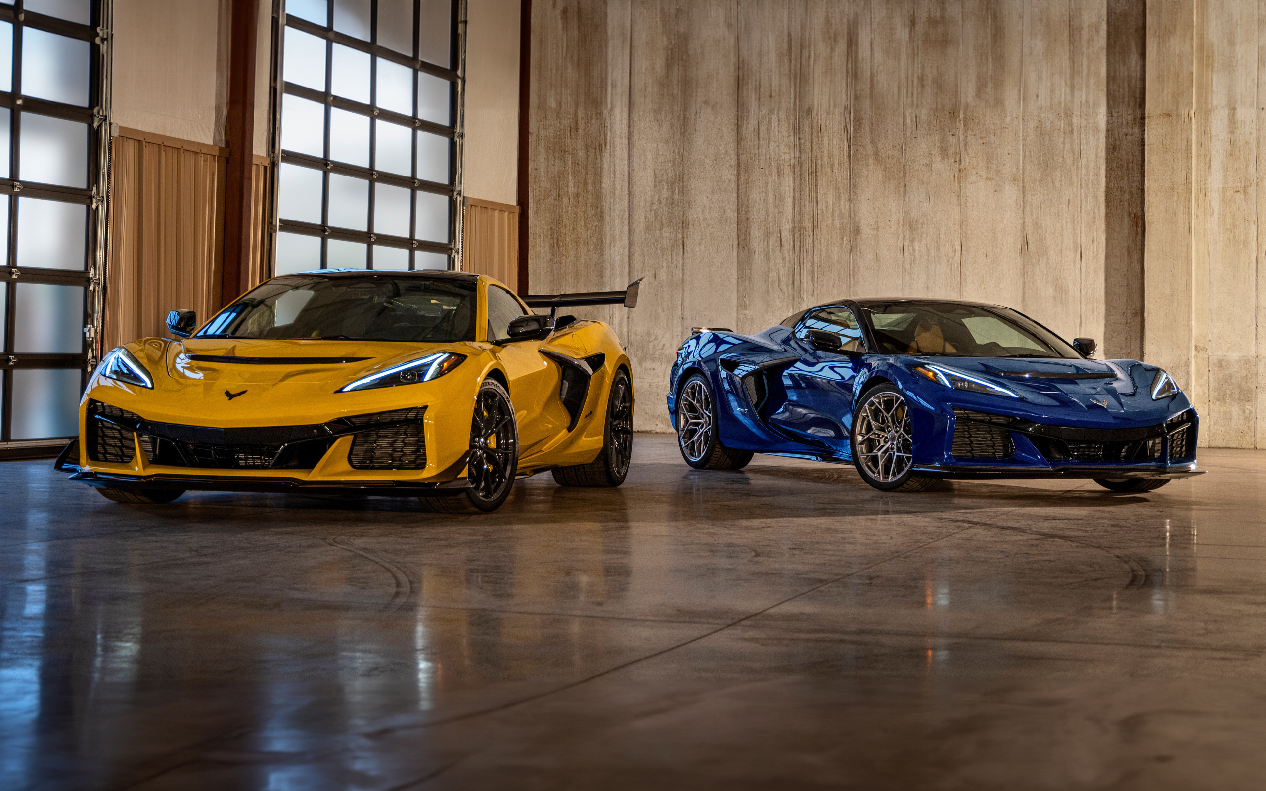 Два автомобиля Chevrolet Corvette ZR1, 2025 года