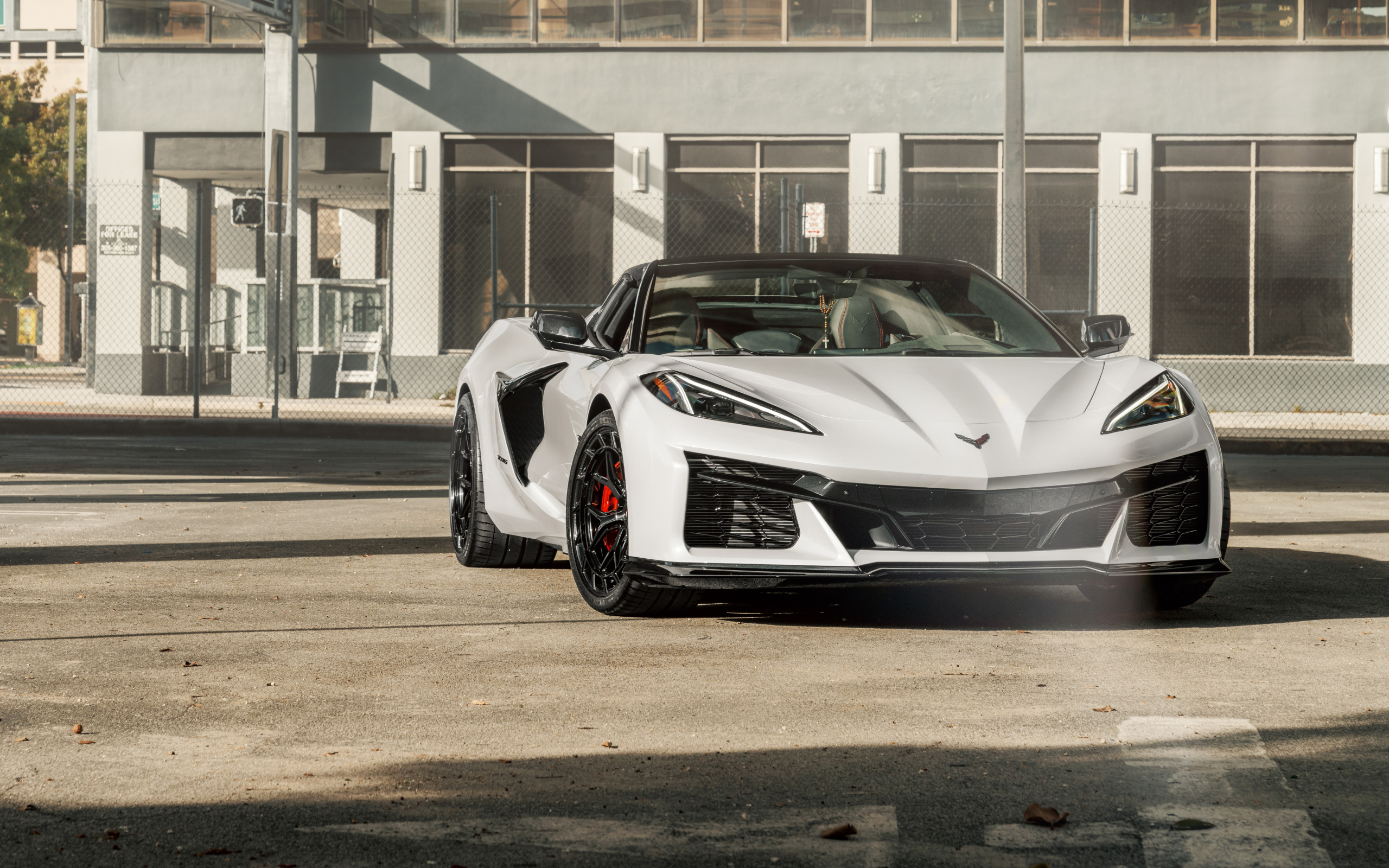 Белый спортивный автомобиль Chevrolet Corvette Z06