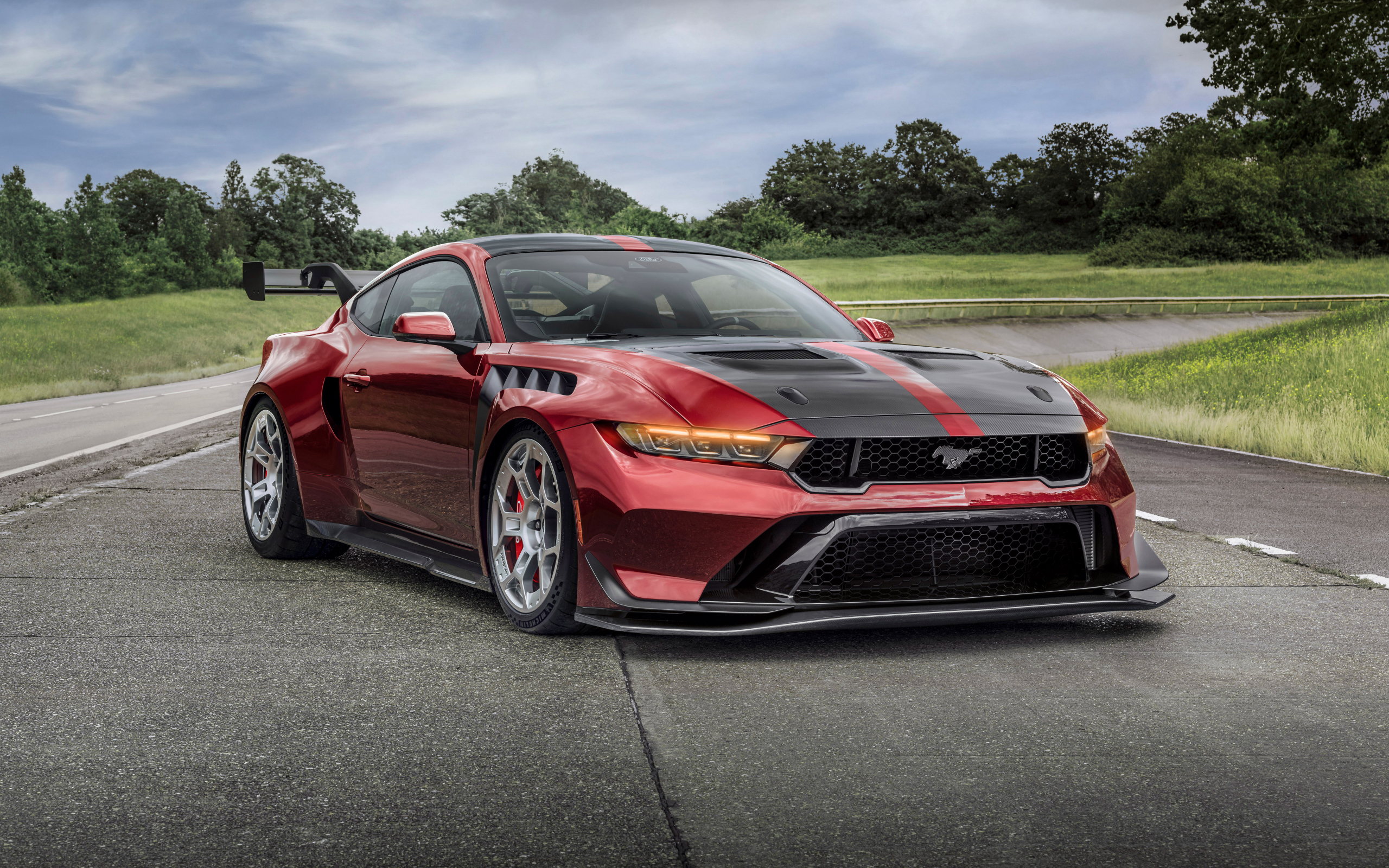 Красный автомобиль Ford Mustang GTD Performance Pack 2025 года