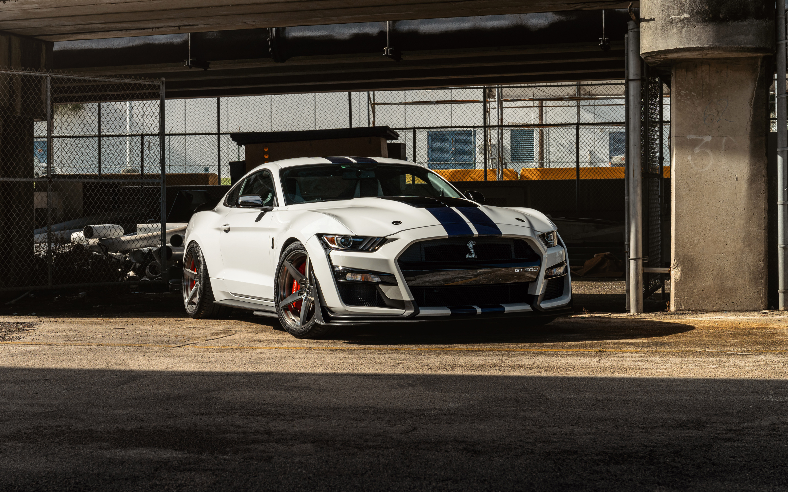 Автомобиль Mustang GT500 в ангаре