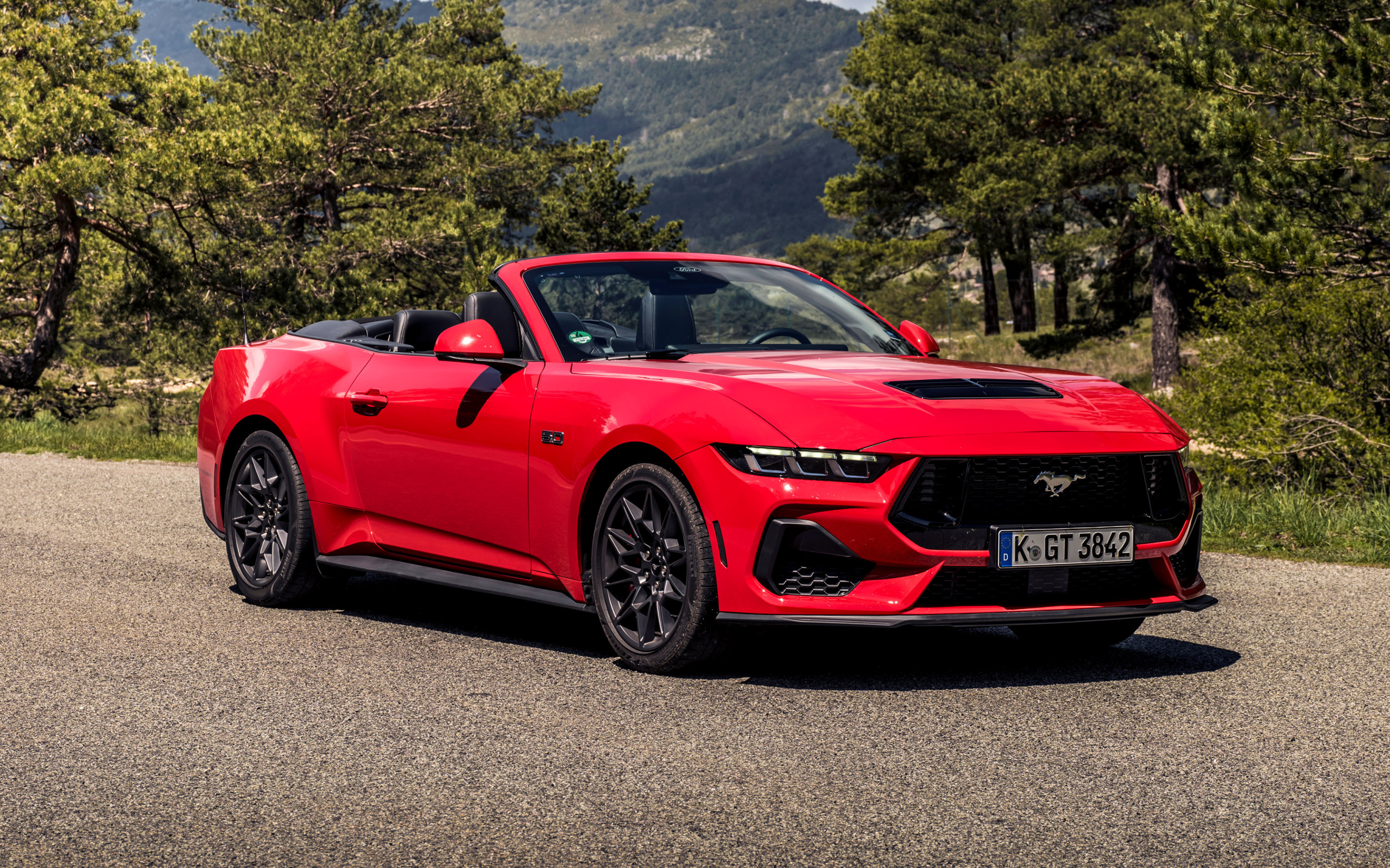 Красный кабриолет Ford Mustang GT Convertible 2024 года