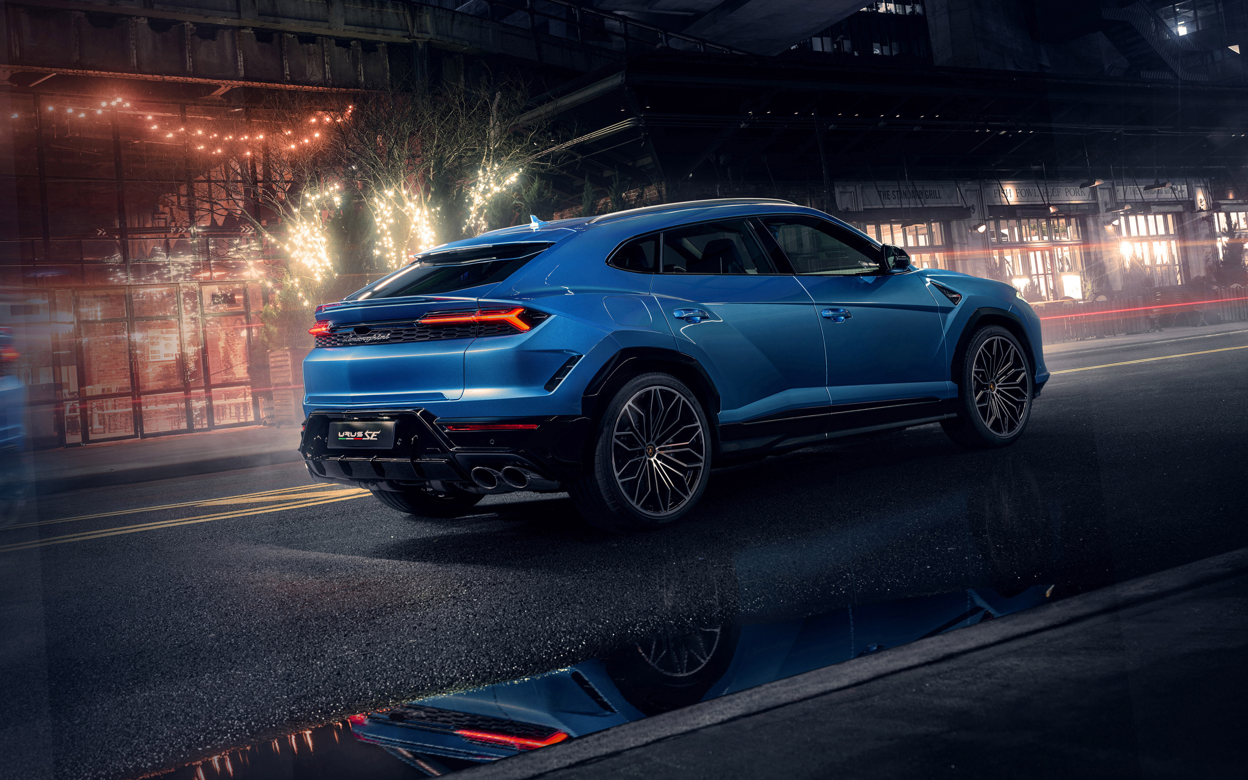 Автомобиль Lamborghini Urus SE вид сбоку