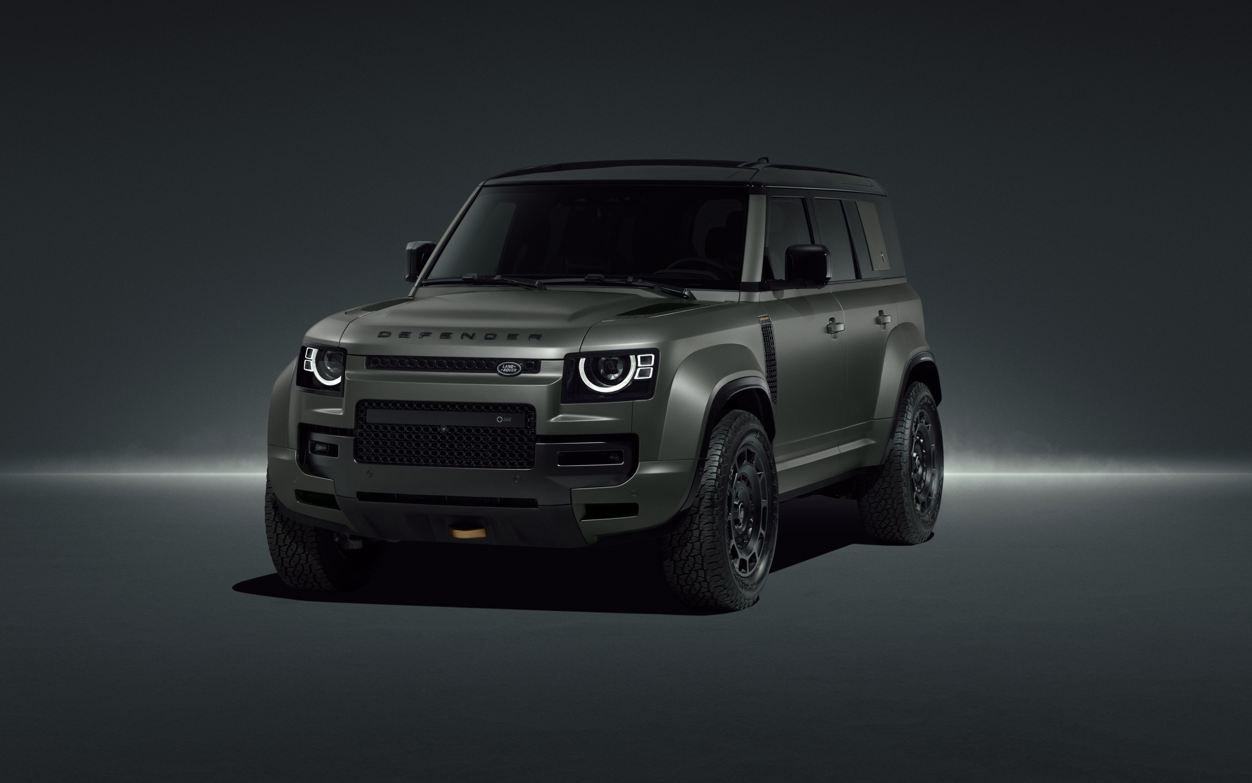 Вид спереди на внедорожник Land Rover Defender OCTA Edition One 2024 года