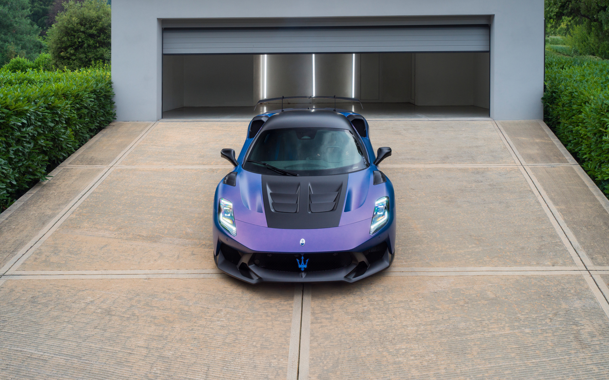 Автомобиль Maserati GT2 Stradale 2024 года у гаража