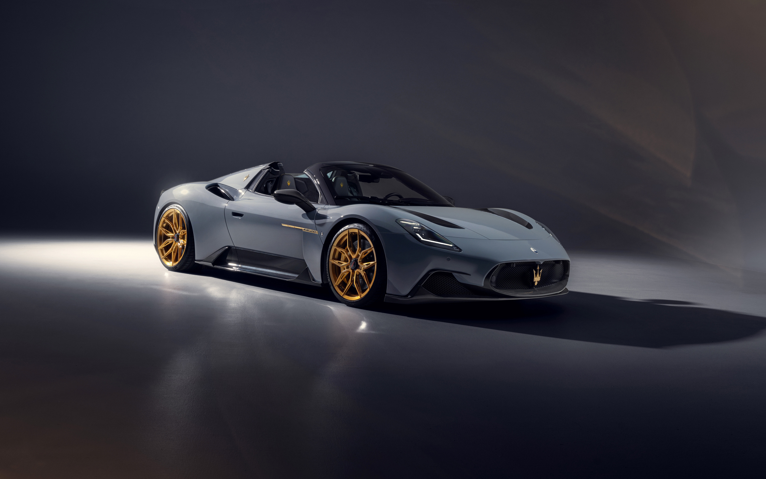 Автомобиль Novitec Maserati MC20 Cielo 2024 года на сером фоне