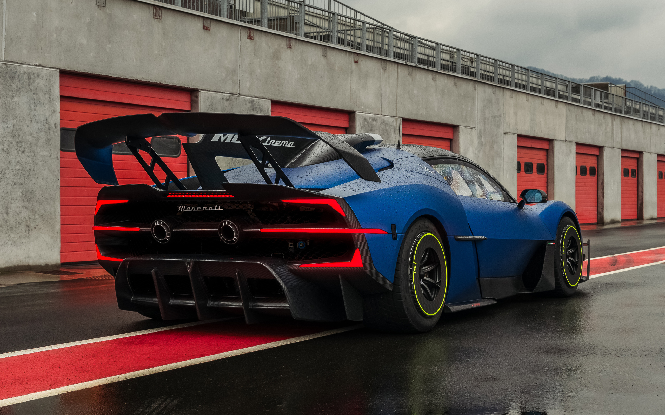 Вид сзади на автомобиль Maserati MCXtrema