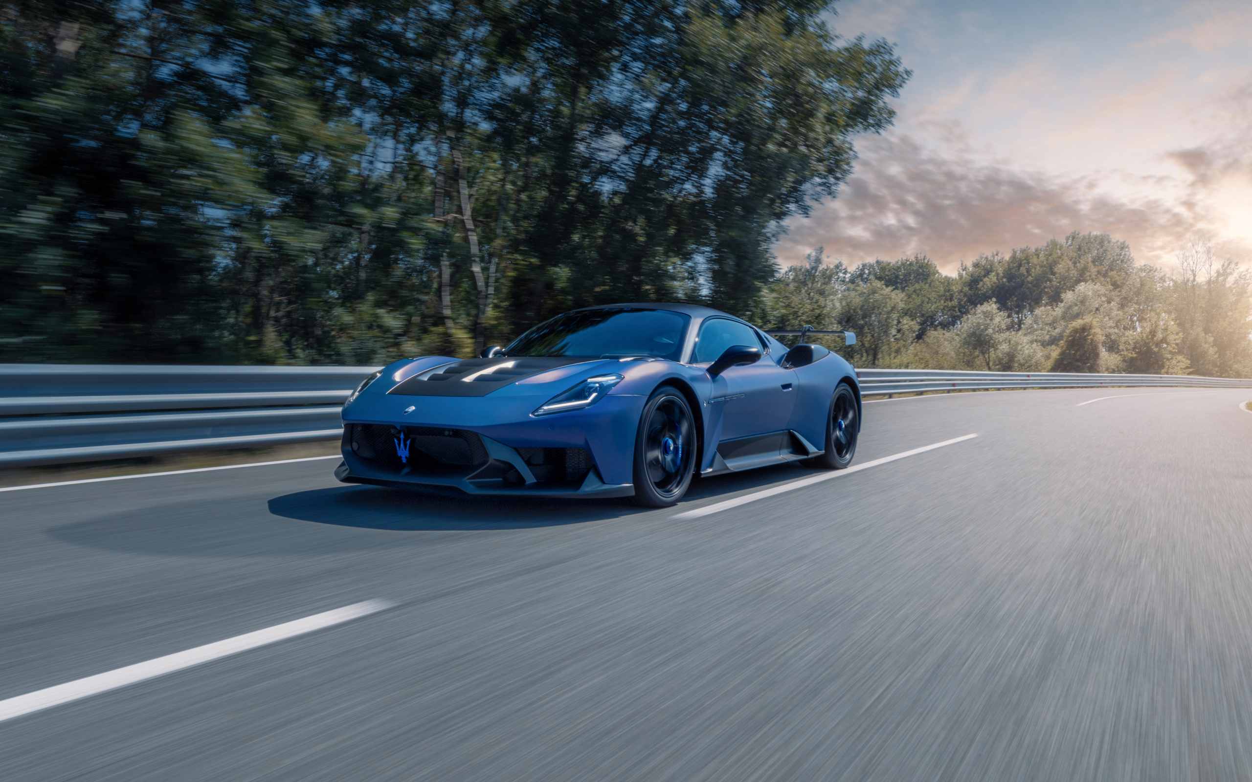 Автомобиль Maserati GT2 Stradale 2024  года на трассе