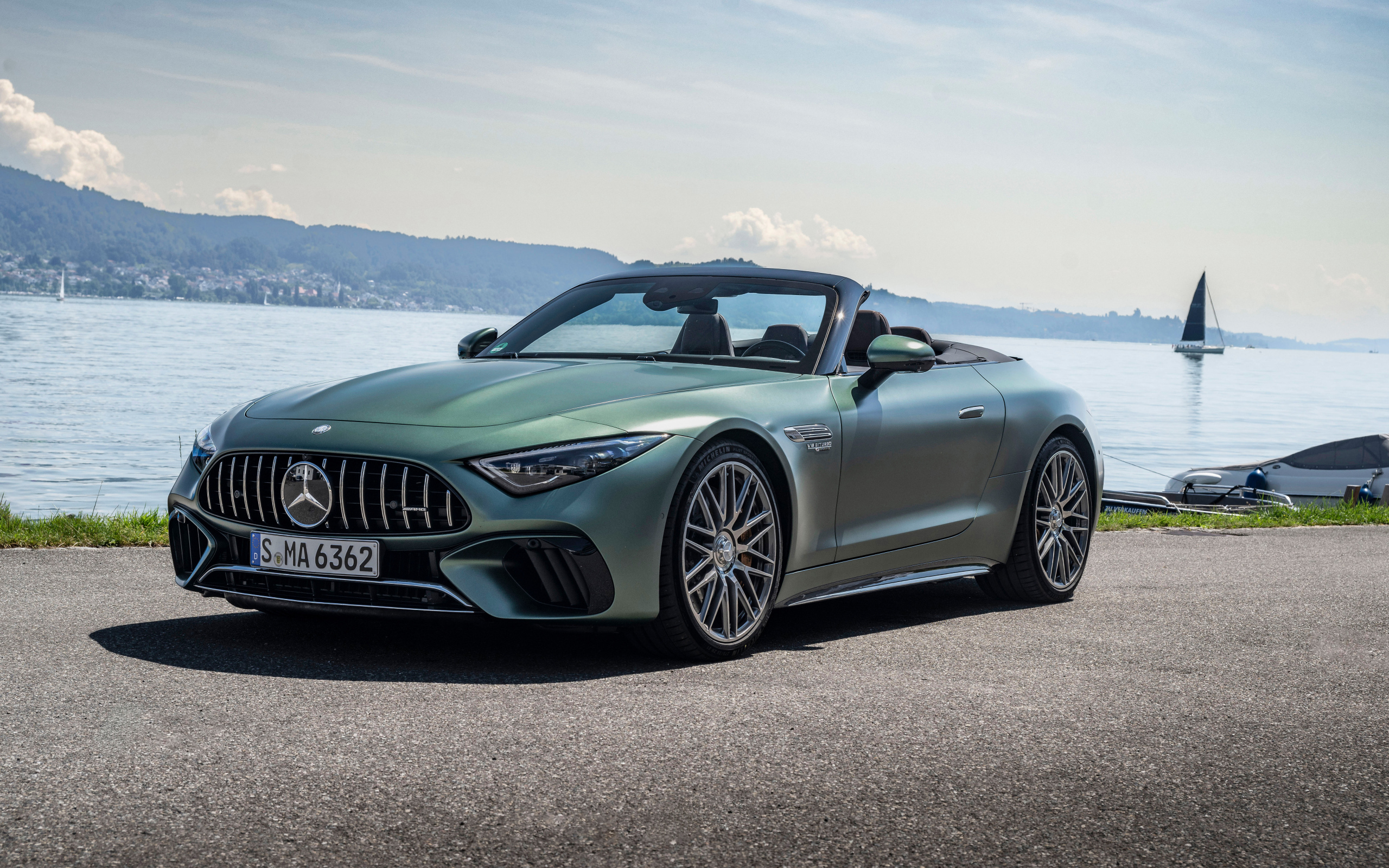 Кабриолет Mercedes-AMG SL 63 S E Performance 2024 года у воды