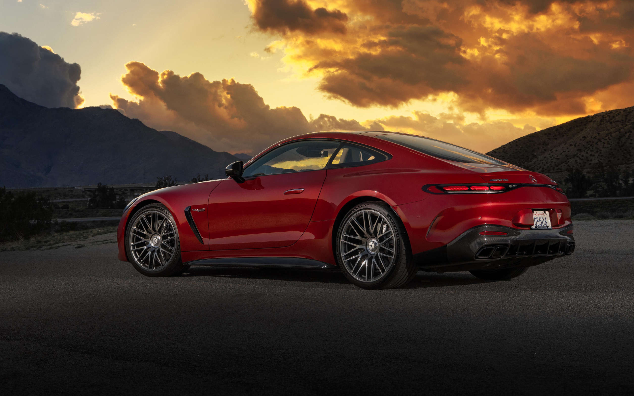 Красный Mercedes-AMG GT 63 4MATIC+ 2024 года вид сзади