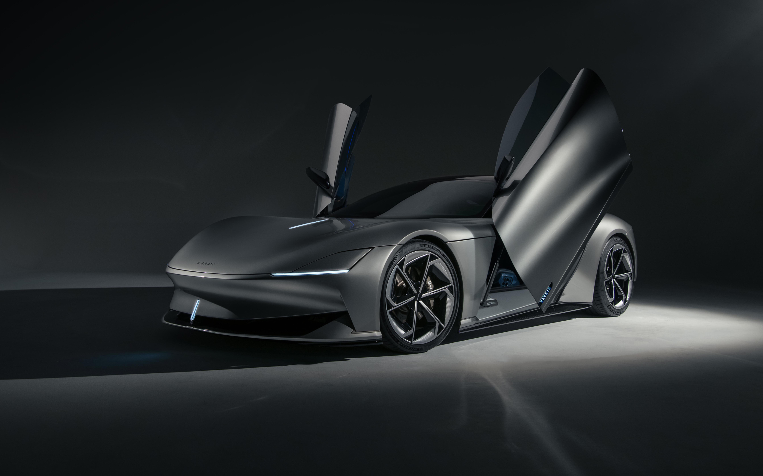 Автомобиль Karma Ivara 2024 года с открытыми дверями