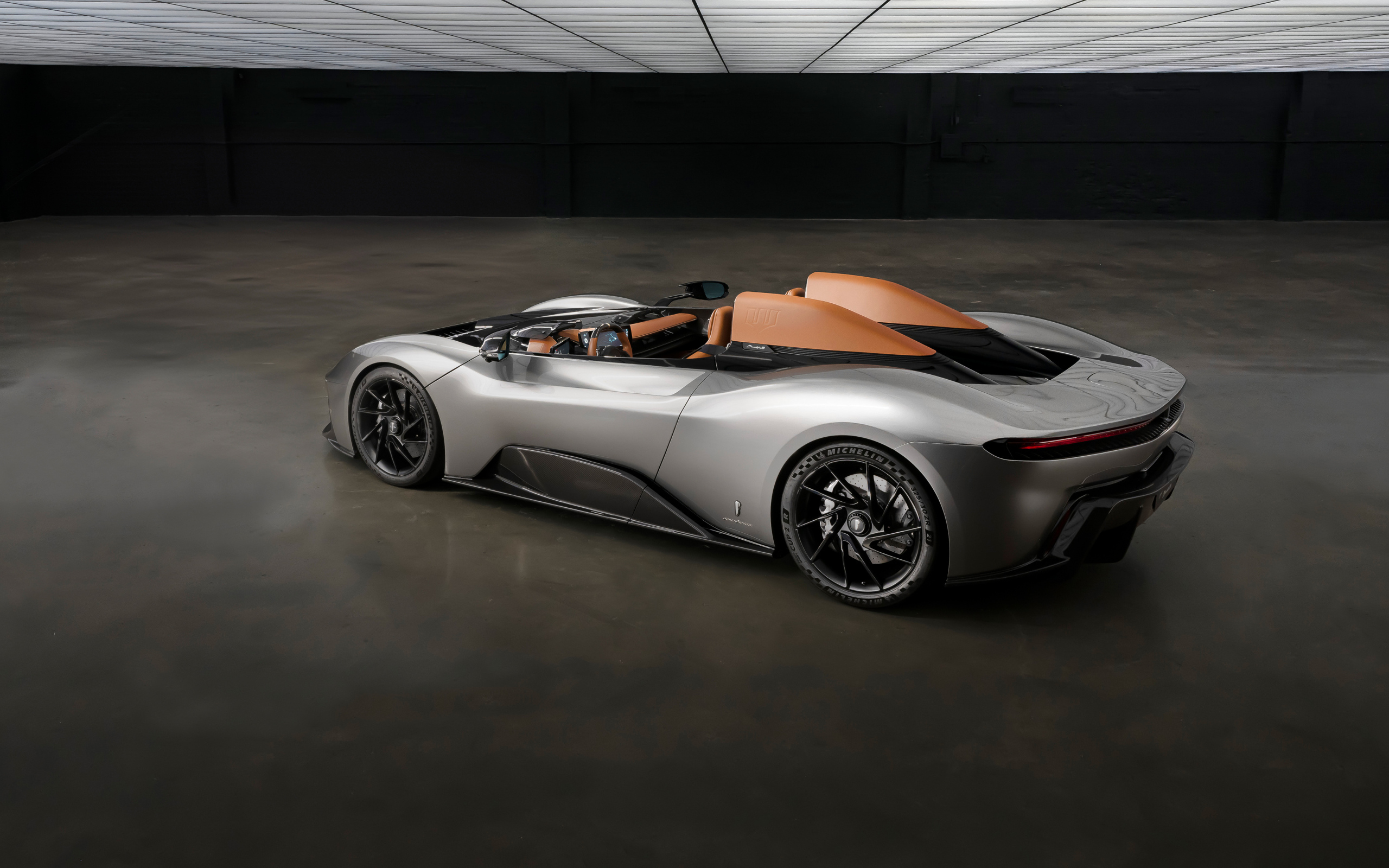 Вид сзади на автомобиль Pininfarina B95 Gotham