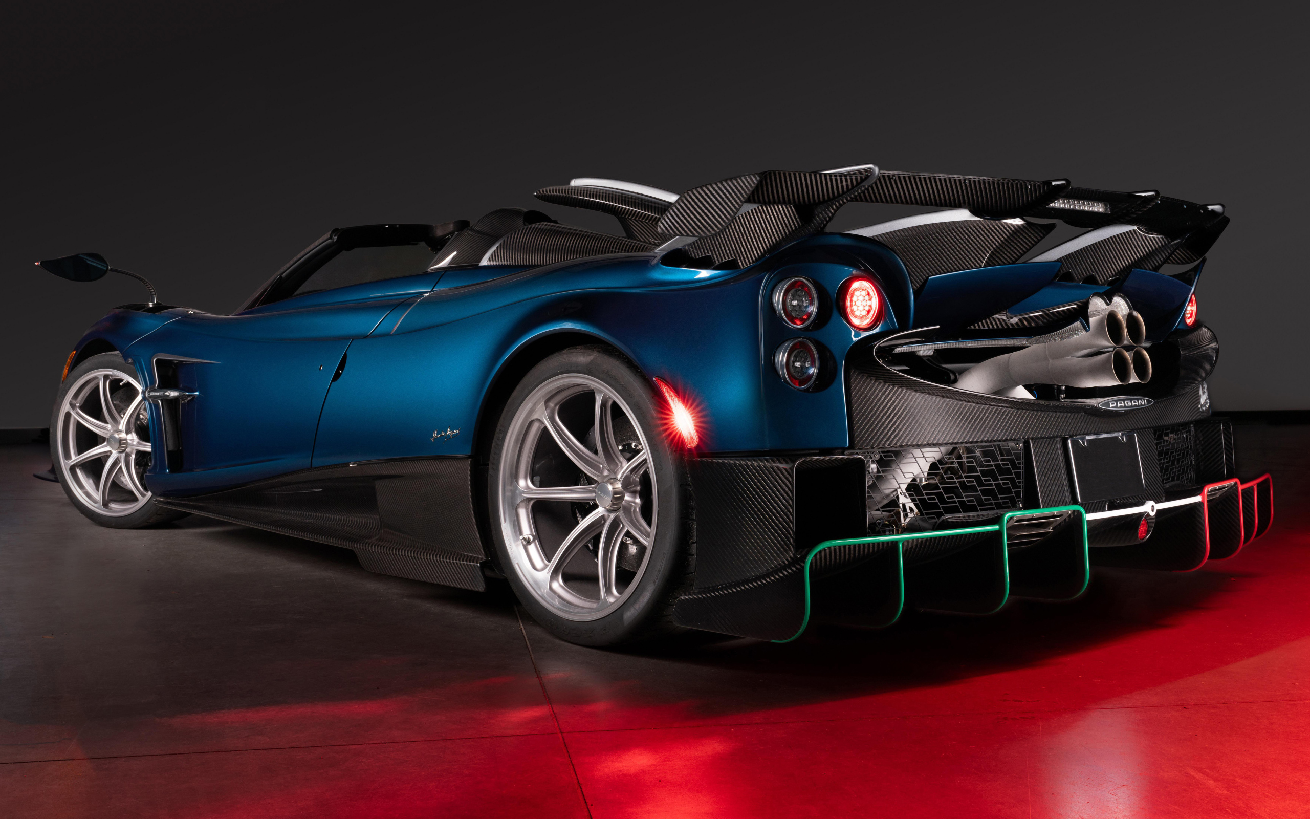 Вид сзади на спортивный автомобиль Pagani Imola Roadster