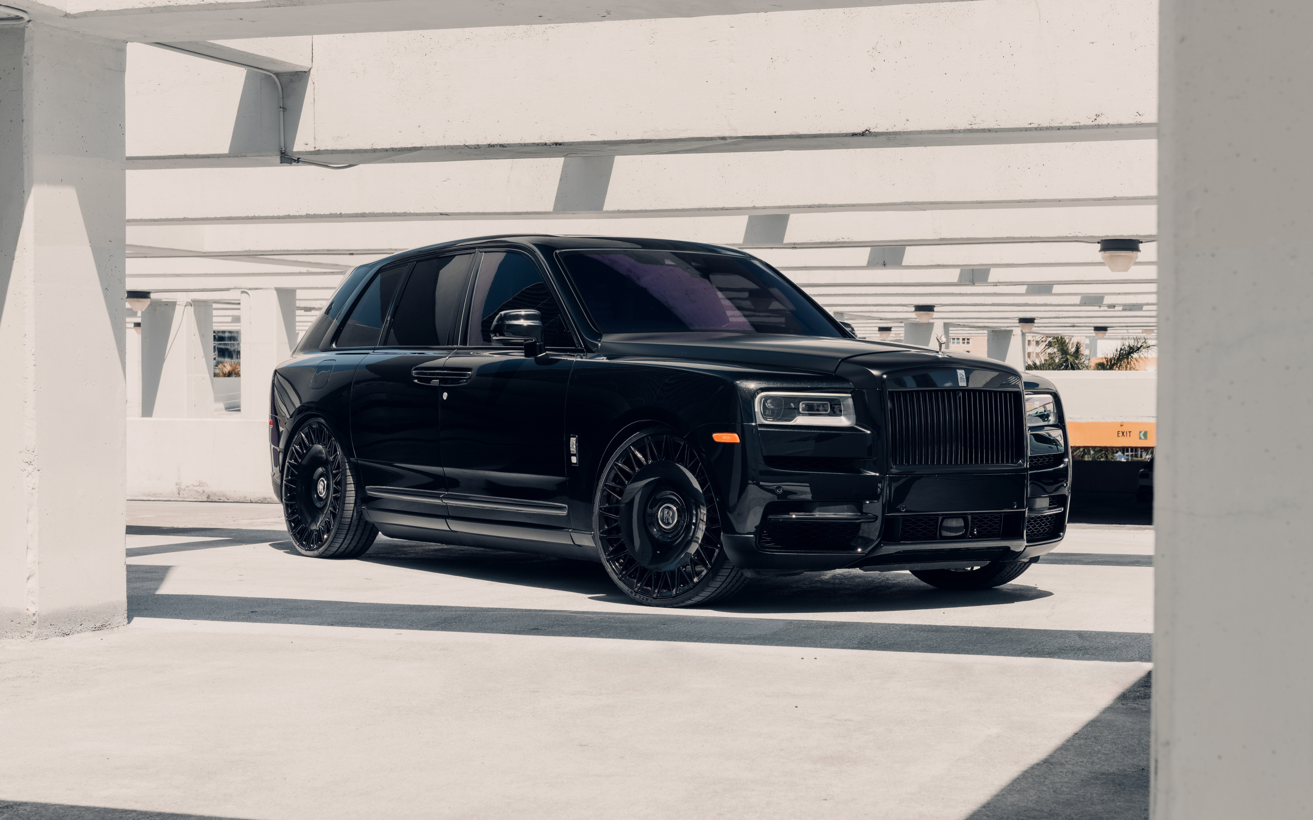 Большой черный Black Rolls-Royce Cullinan