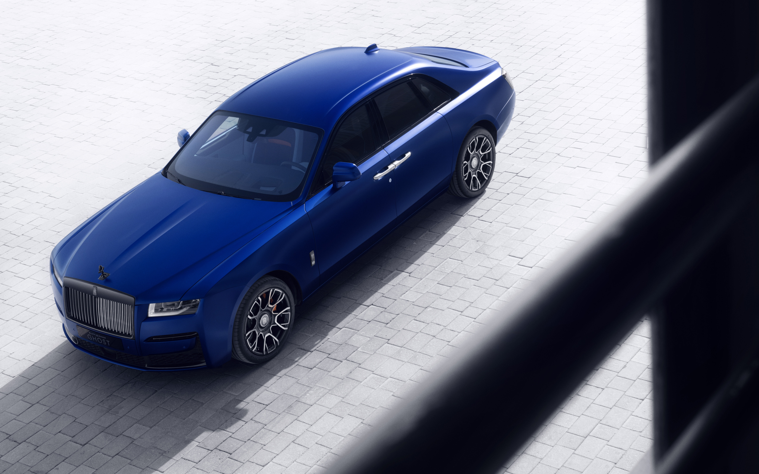 Синий Rolls-Royce Black Badge Ghost вид сверху