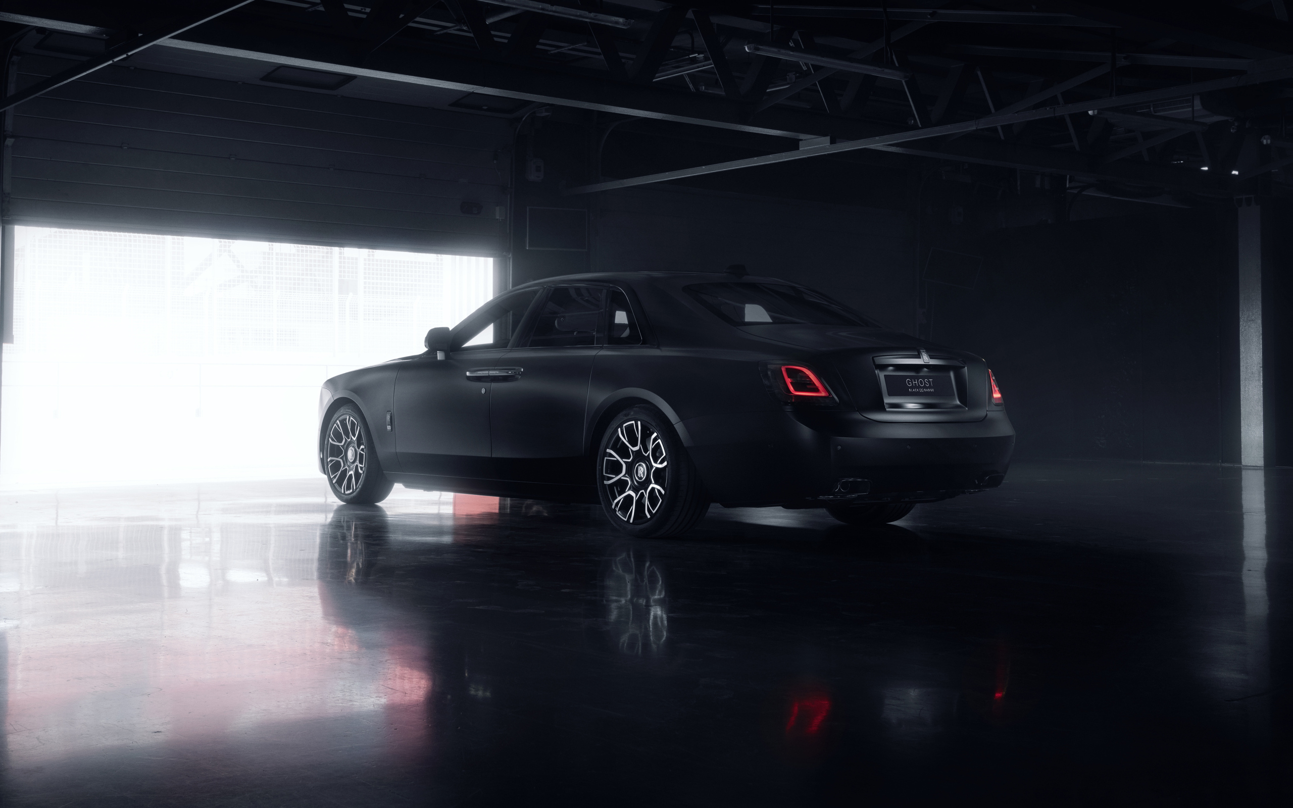 Вид сзади на автомобиль Rolls-Royce Black Badge Ghost