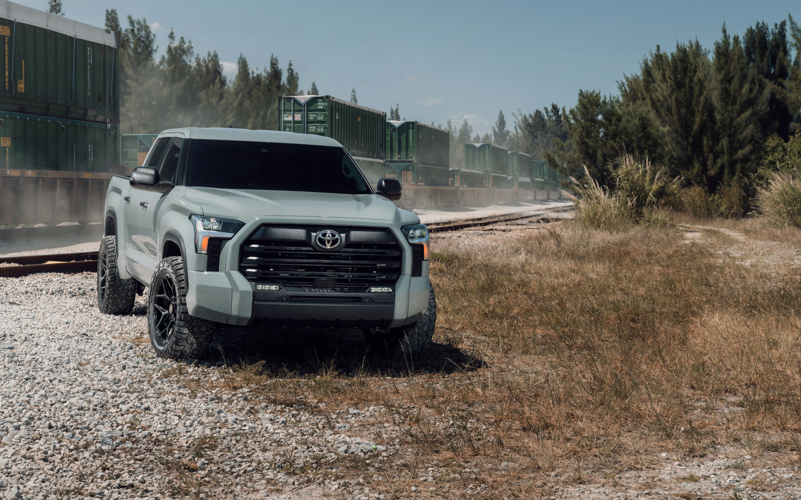 Большой внедорожник Toyota Tundra