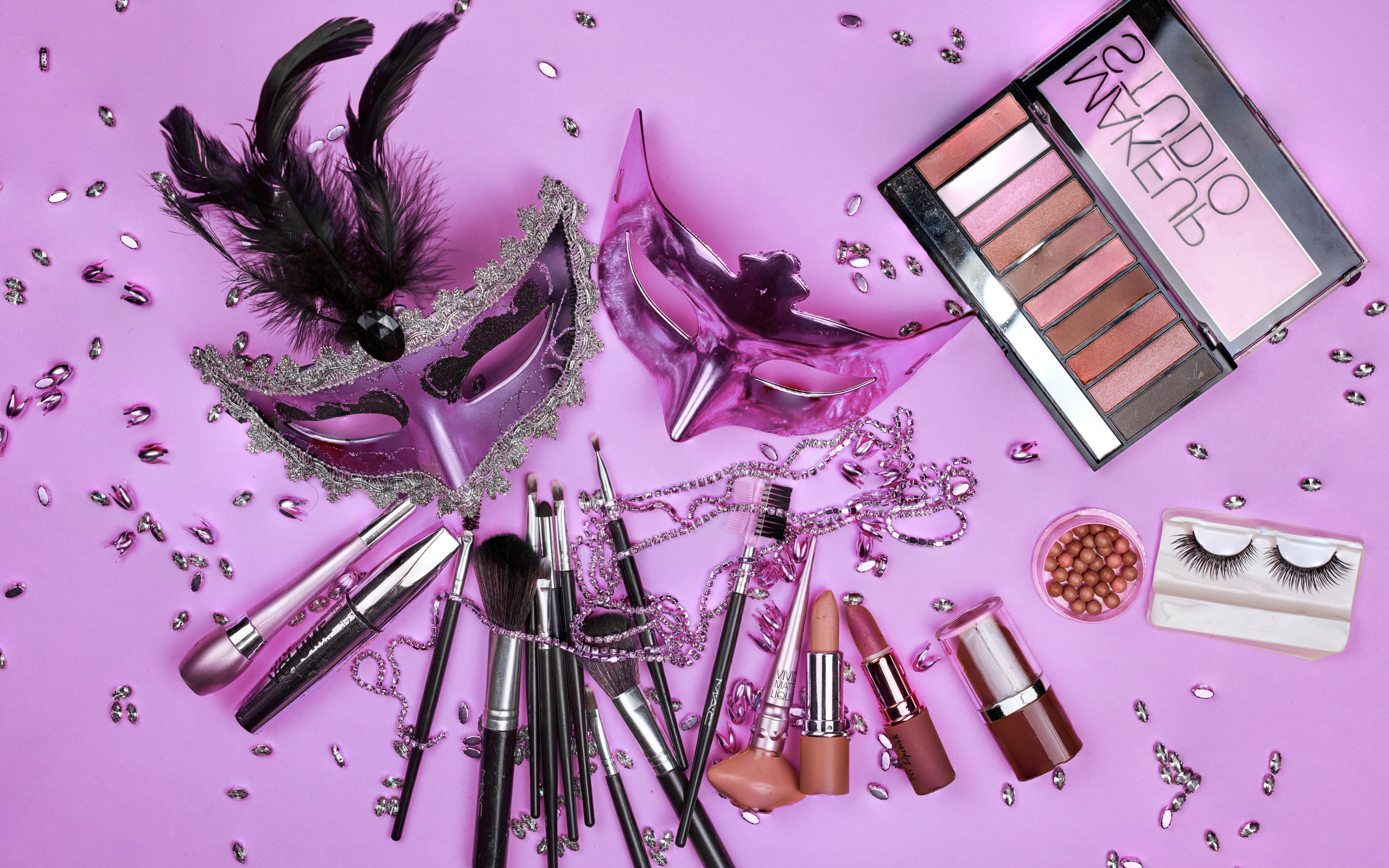 Косметика и венецианские маски на сиреневом фоне