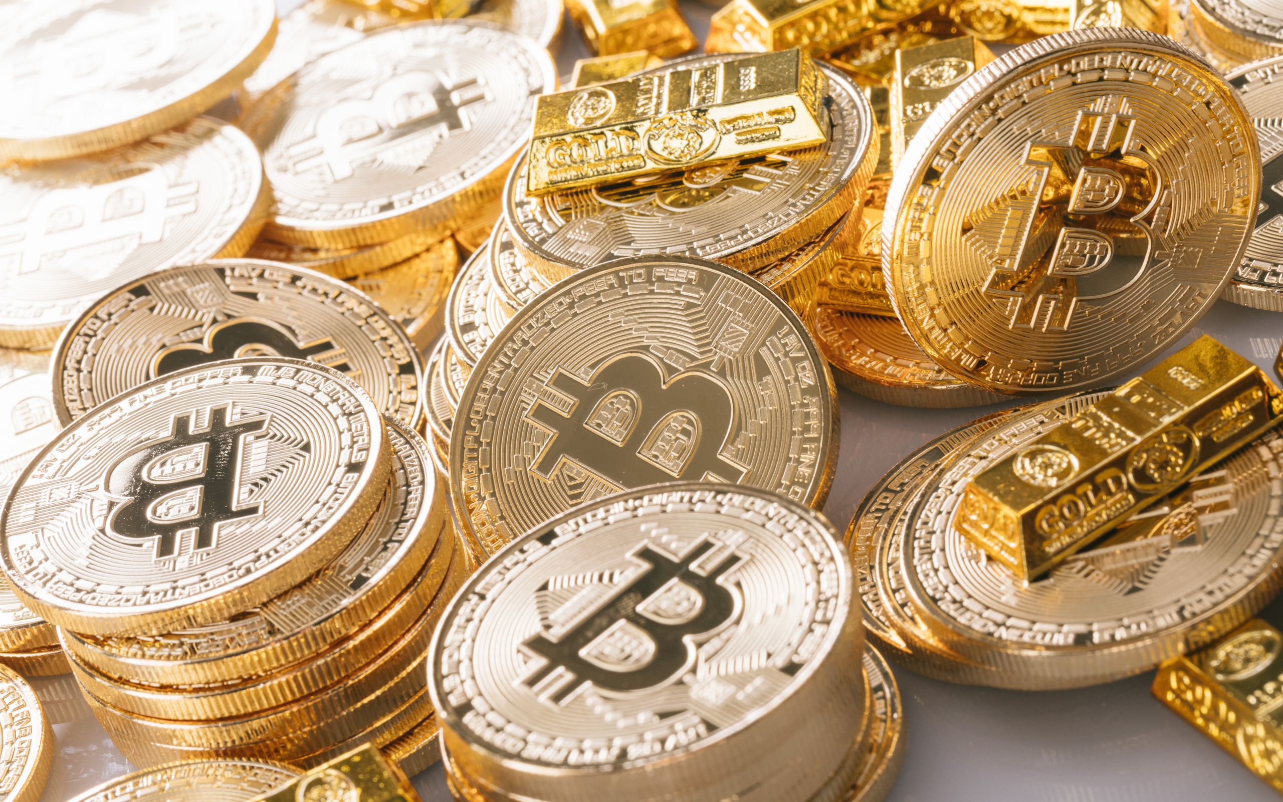 Золотые монеты биткоин со слитками
