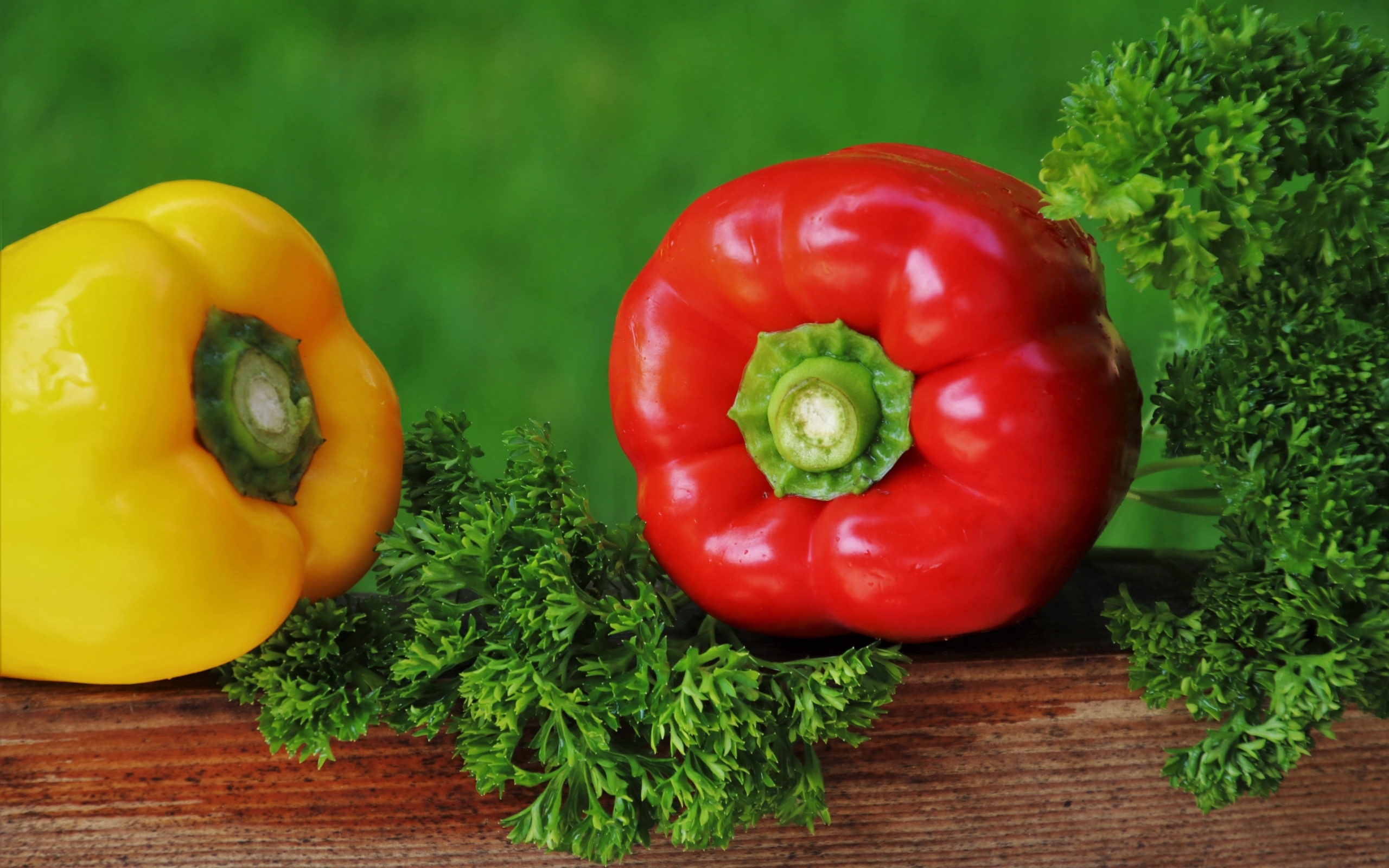 Болгарский перец с зеленью петрушки