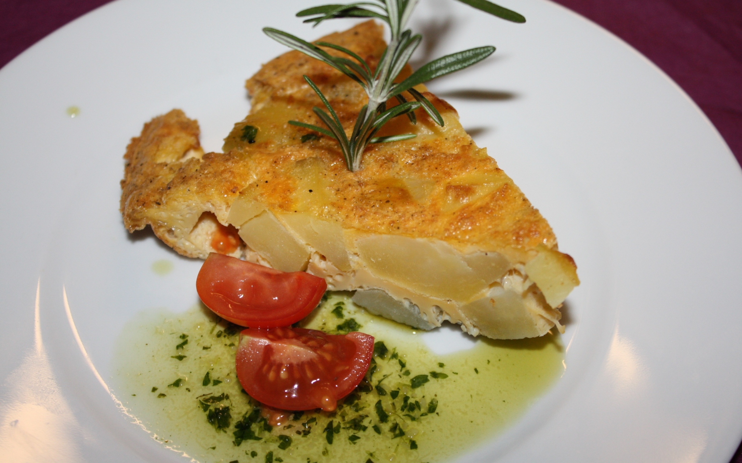 Запеканка на тарелке с помидорами