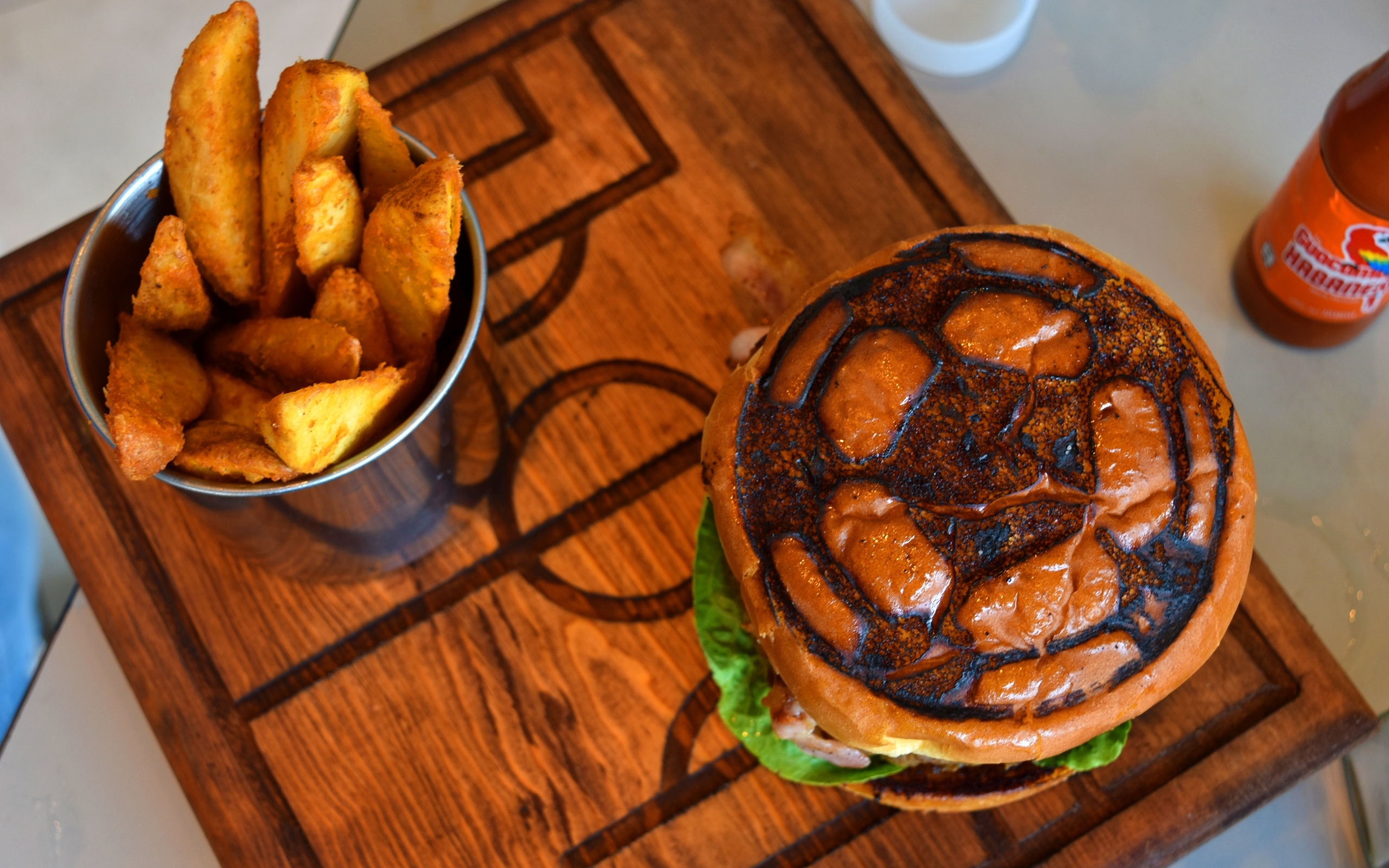 Бургер с картофелем фри для футболиста