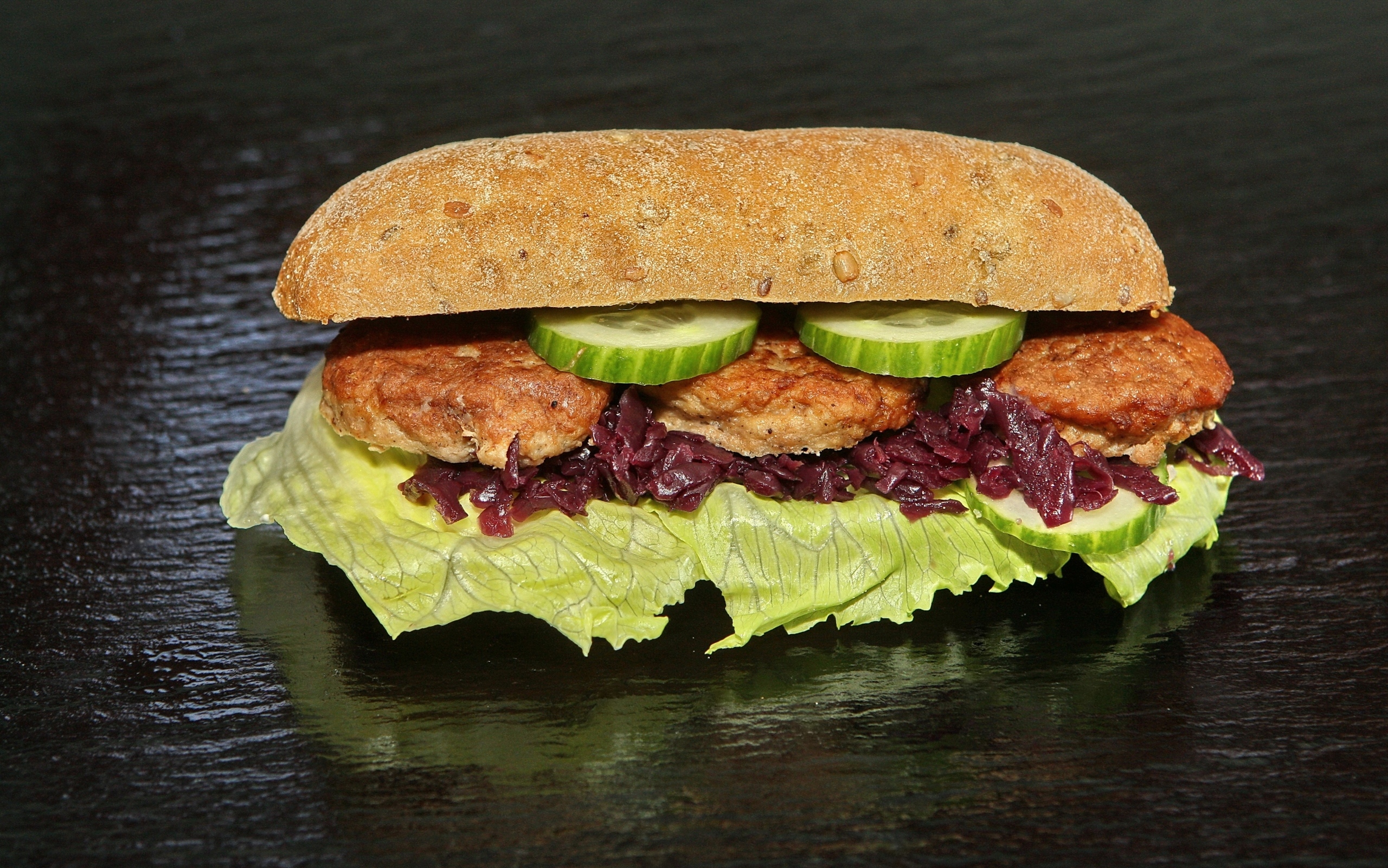 Бутерброд с котлетами и огурцами