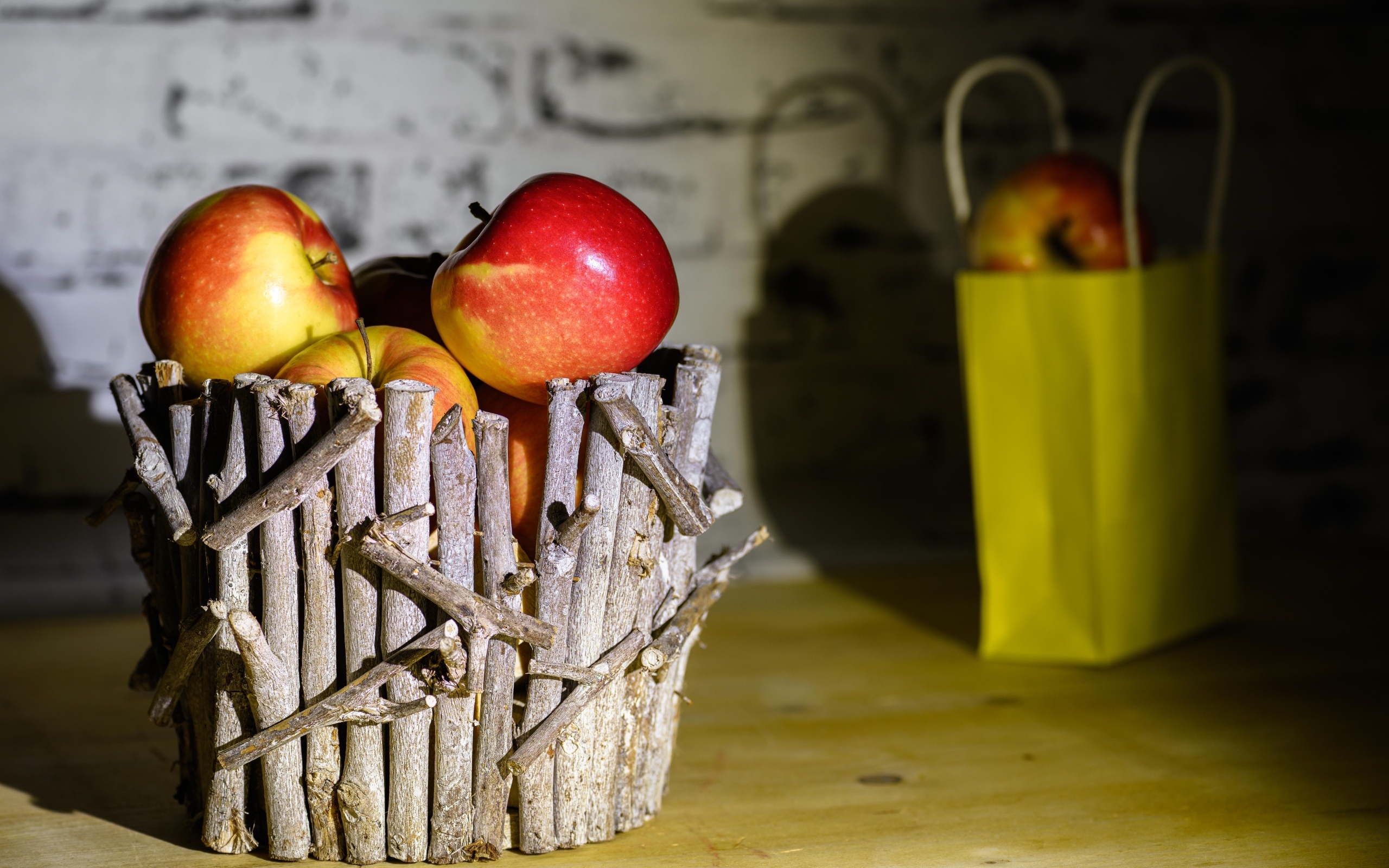 Корзина из веток с красными яблоками