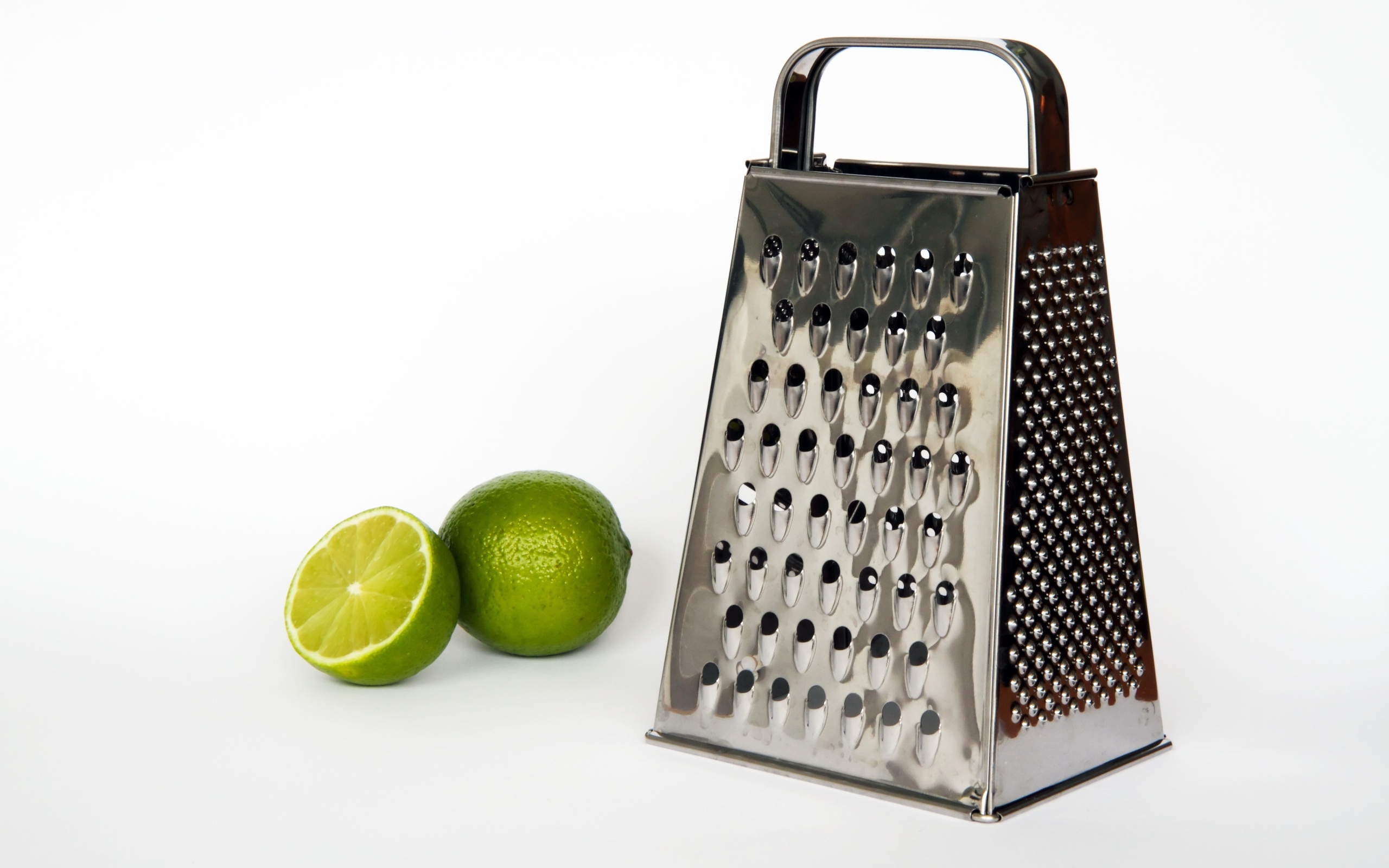 Терка с зеленым лаймом на сером фоне