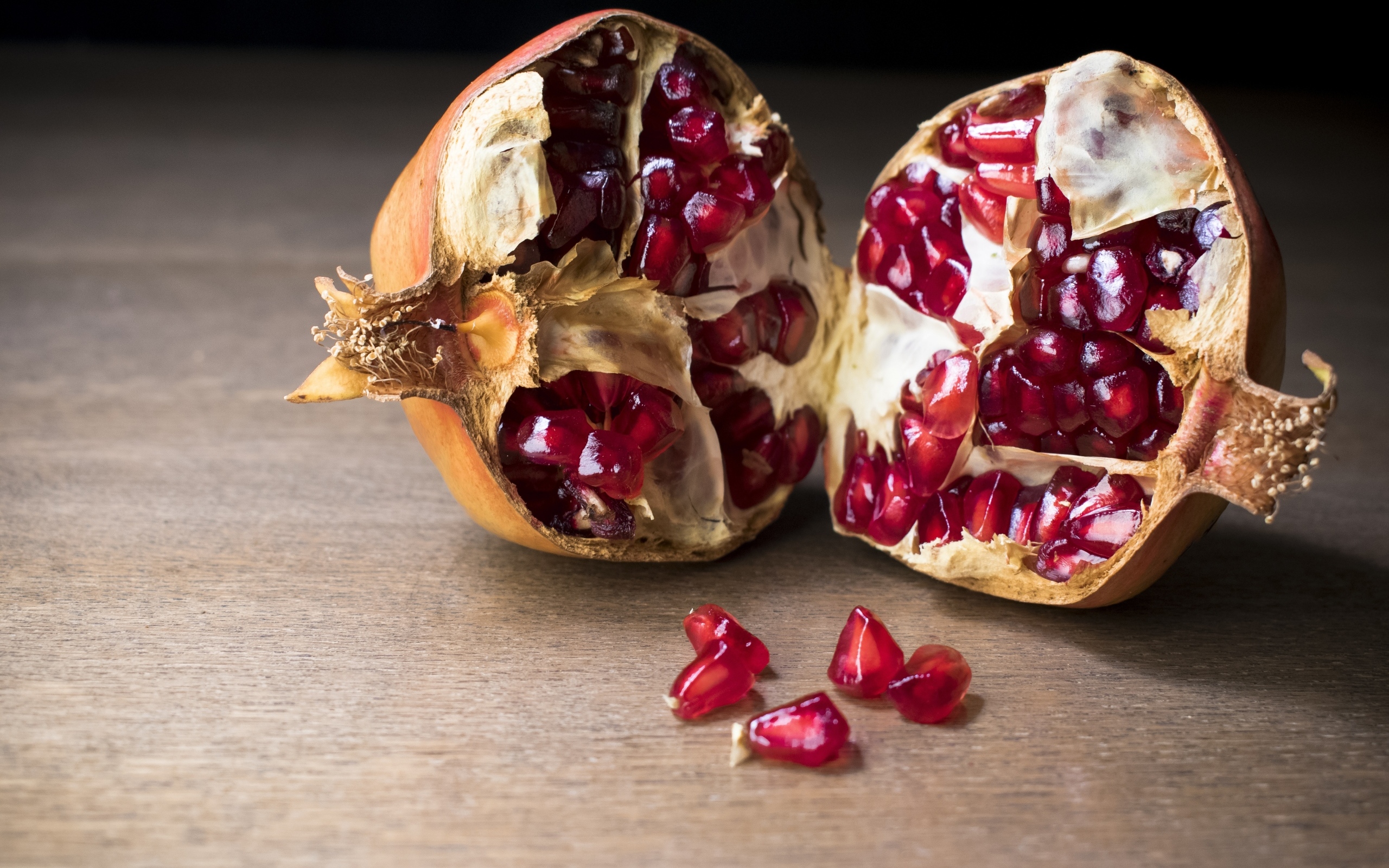 Половины плода граната на столе