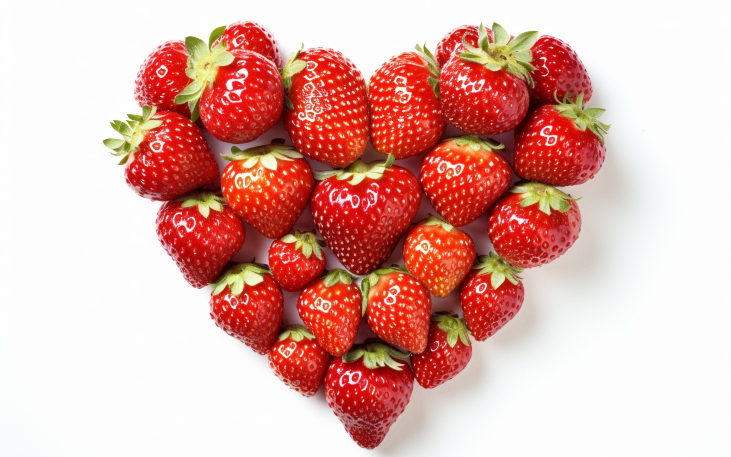 Сердце из вкусной красной клубники на белом фоне