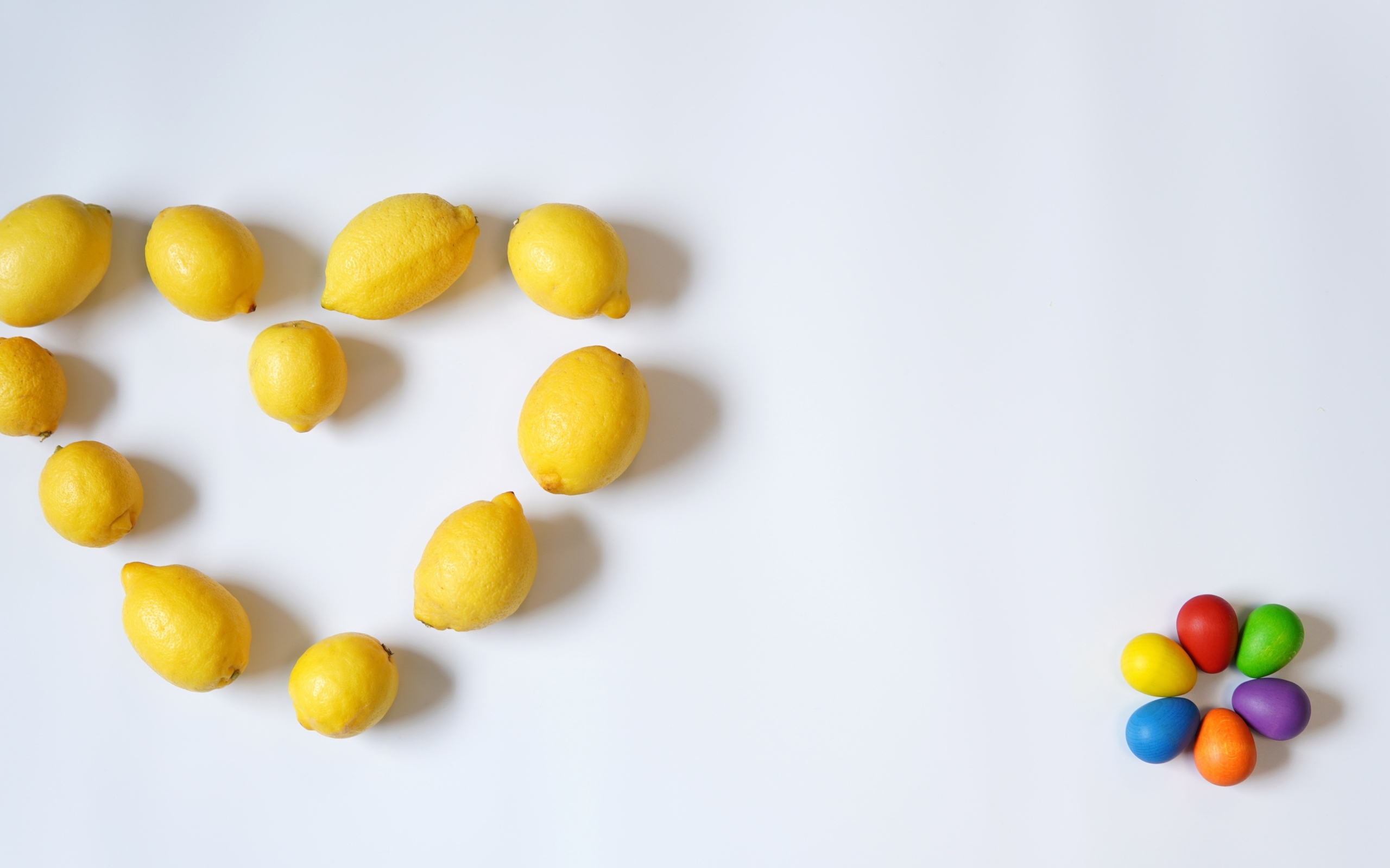 Сердце из желтых лимонов на сером фоне с конфетами