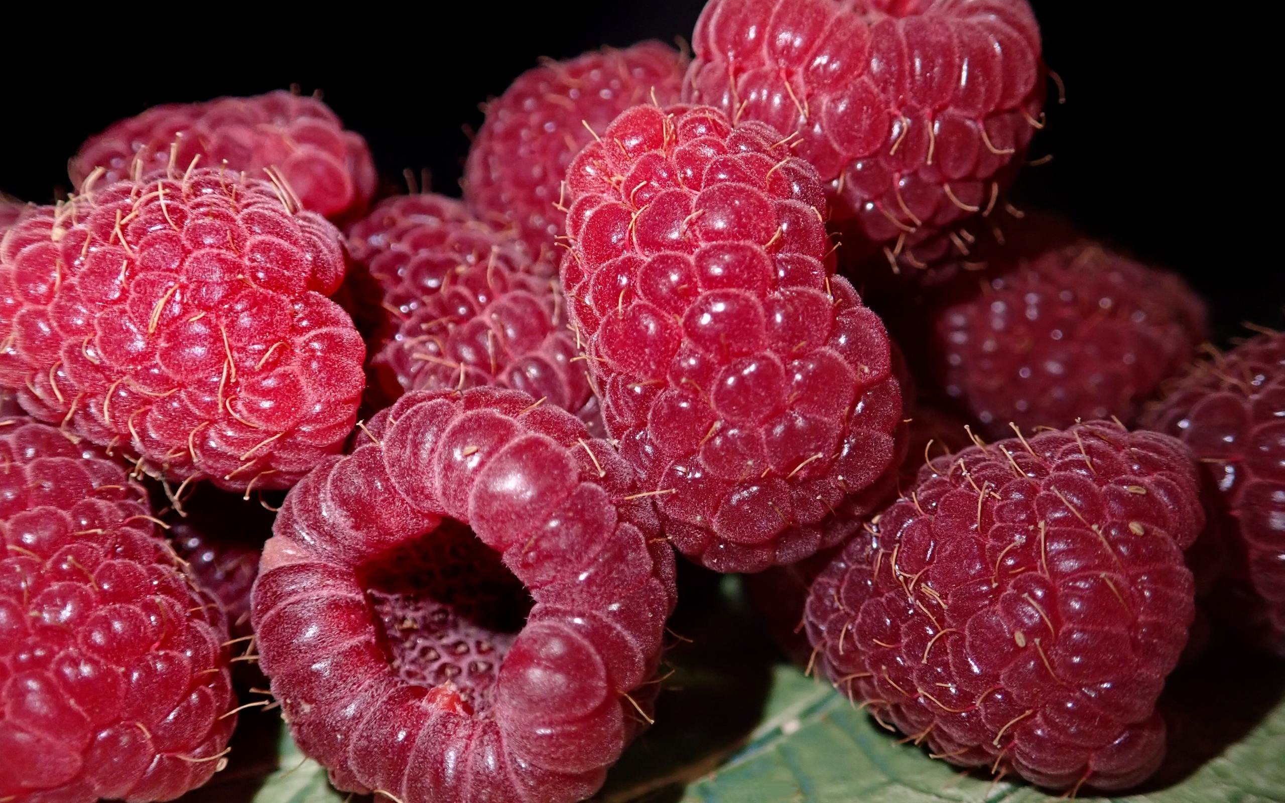 Крупная сочная красная малина 