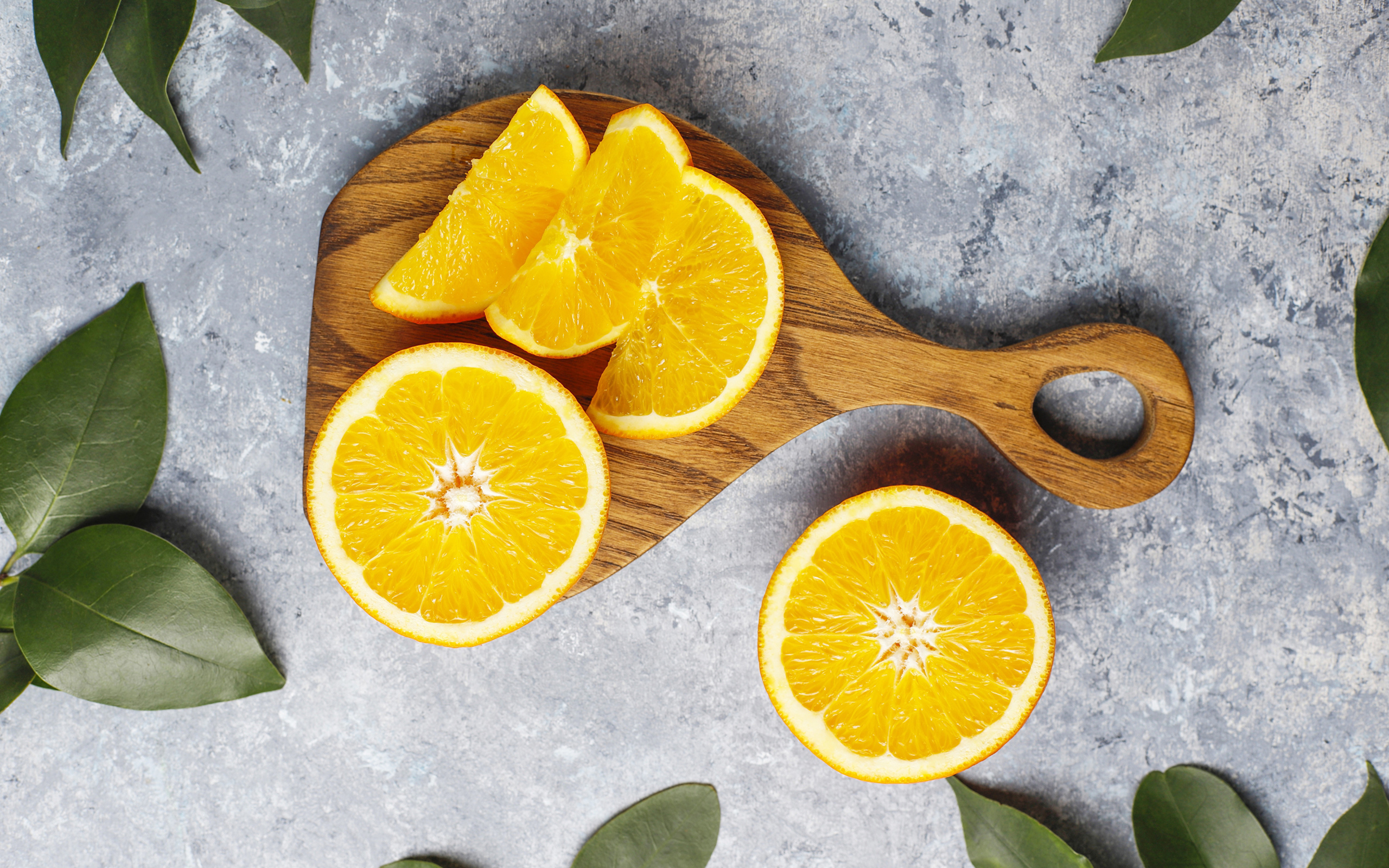 Апельсин на разделочной доске кусочками