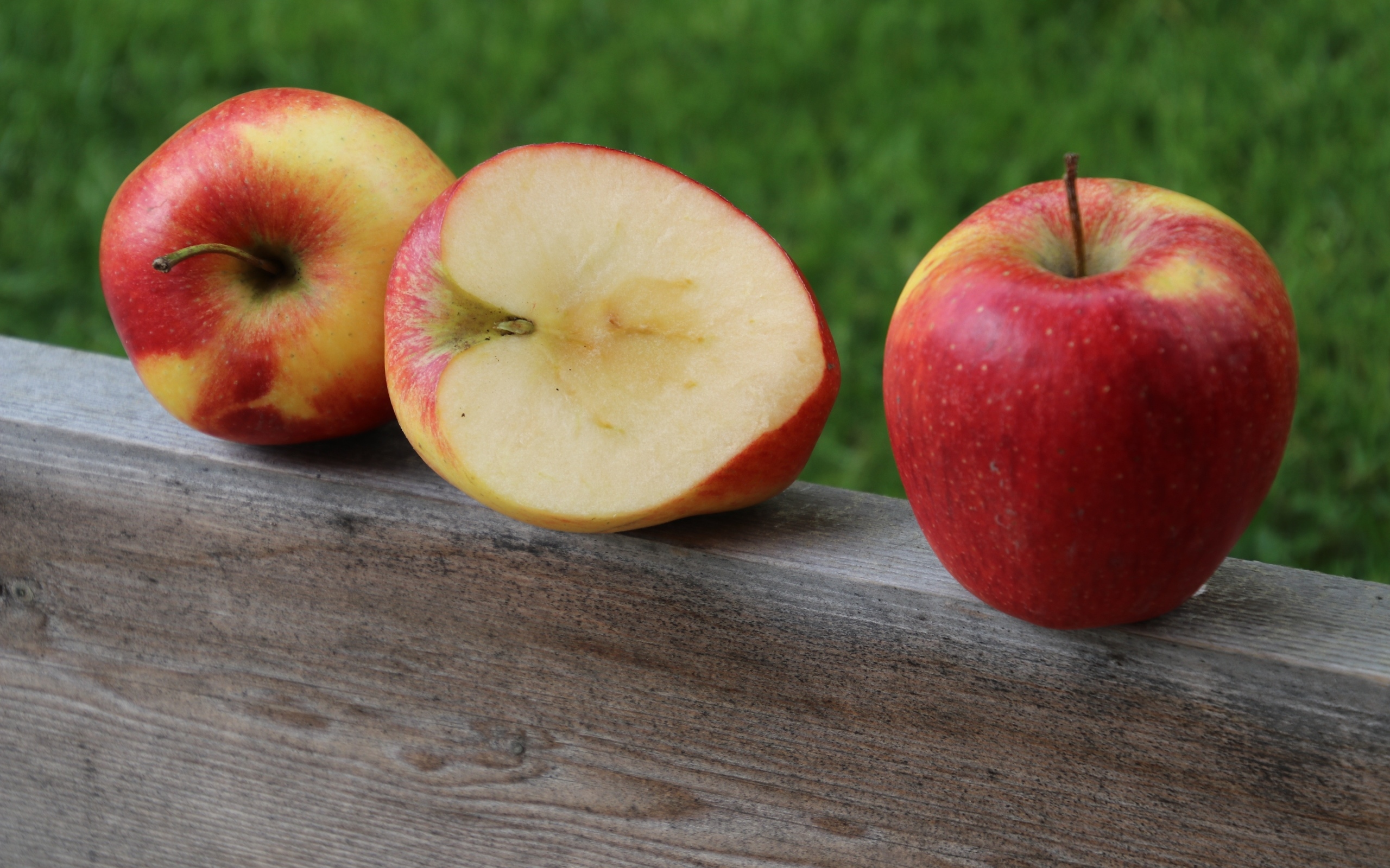 Красные яблоки лежат на деревянной доске