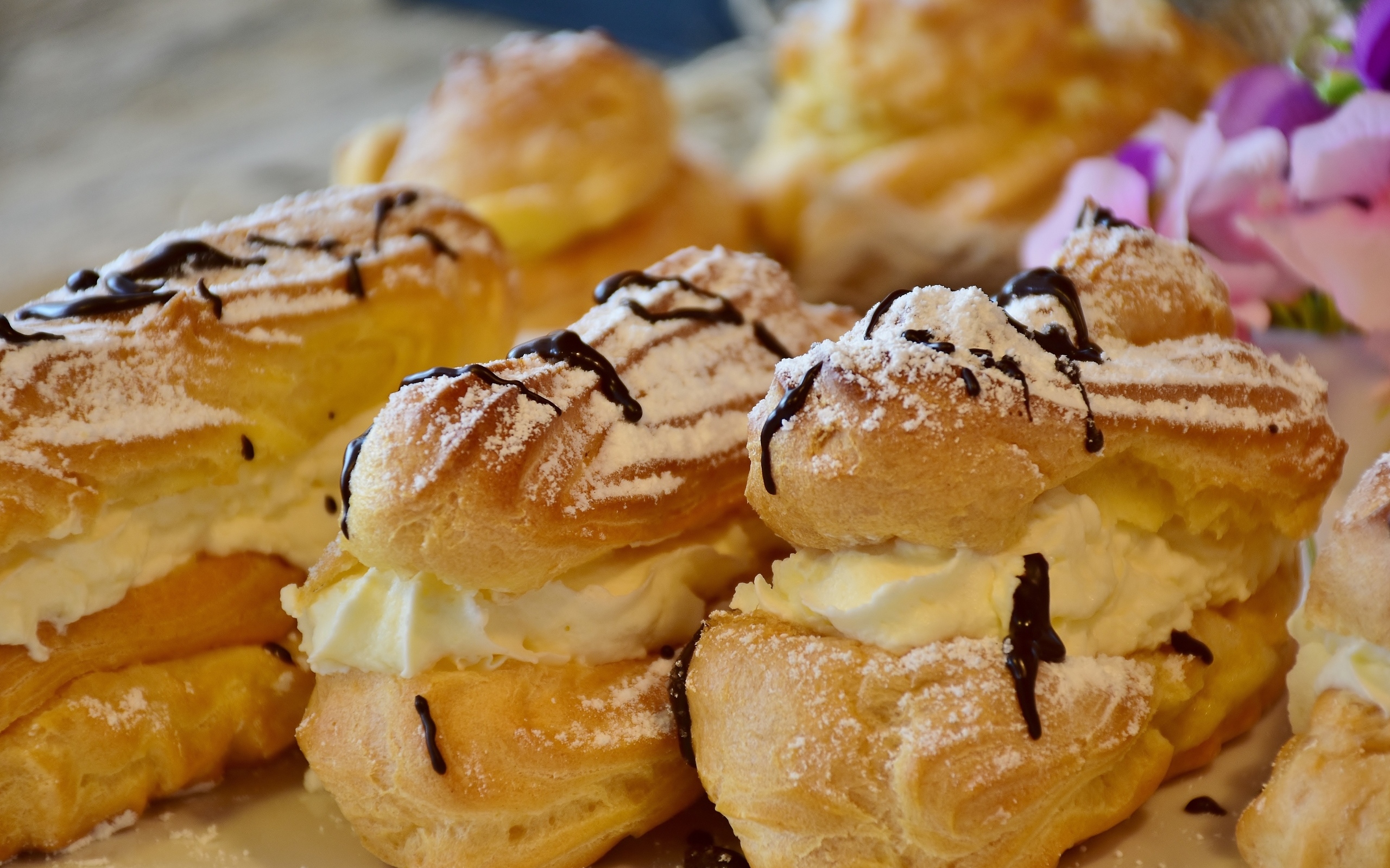 Эклеры со взбитым кремом