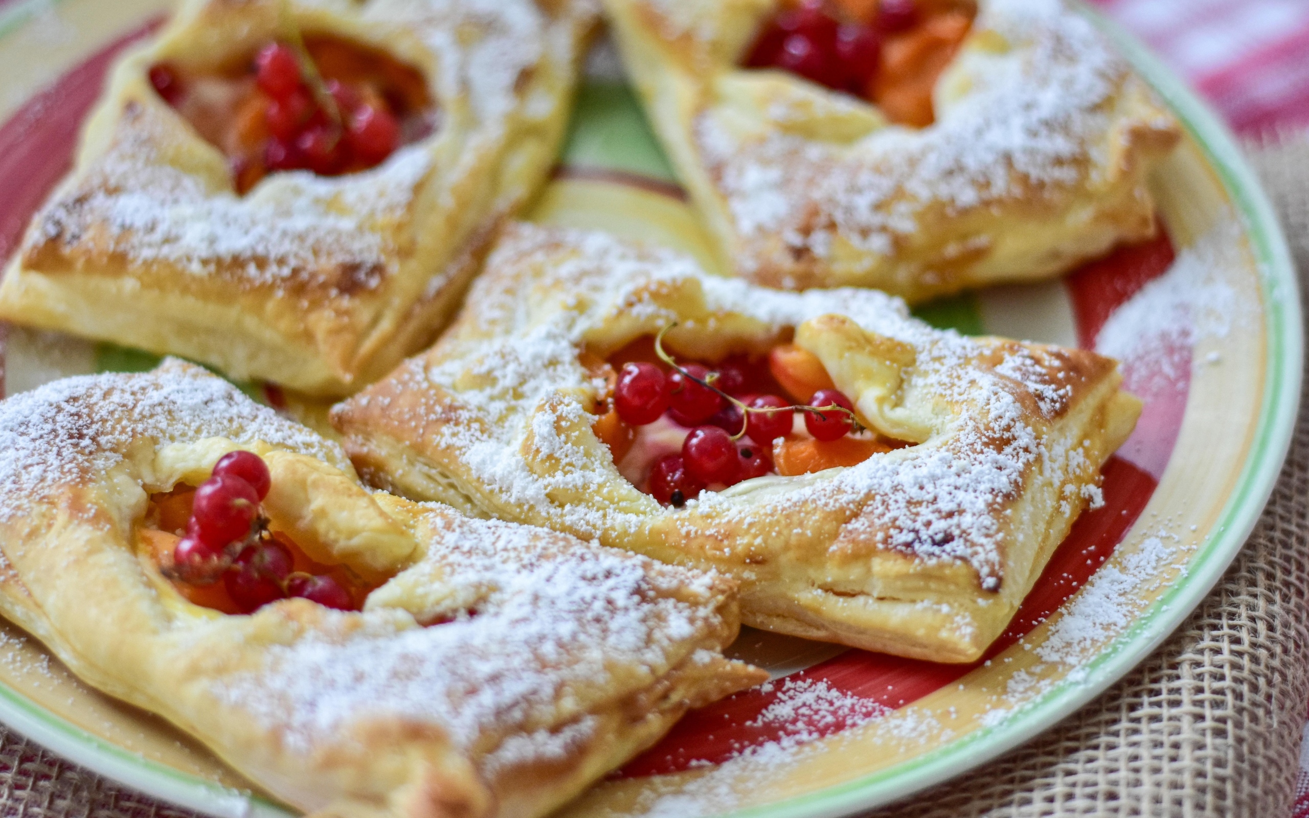 Слойки с ягодами красной смородины и сахарной пудрой