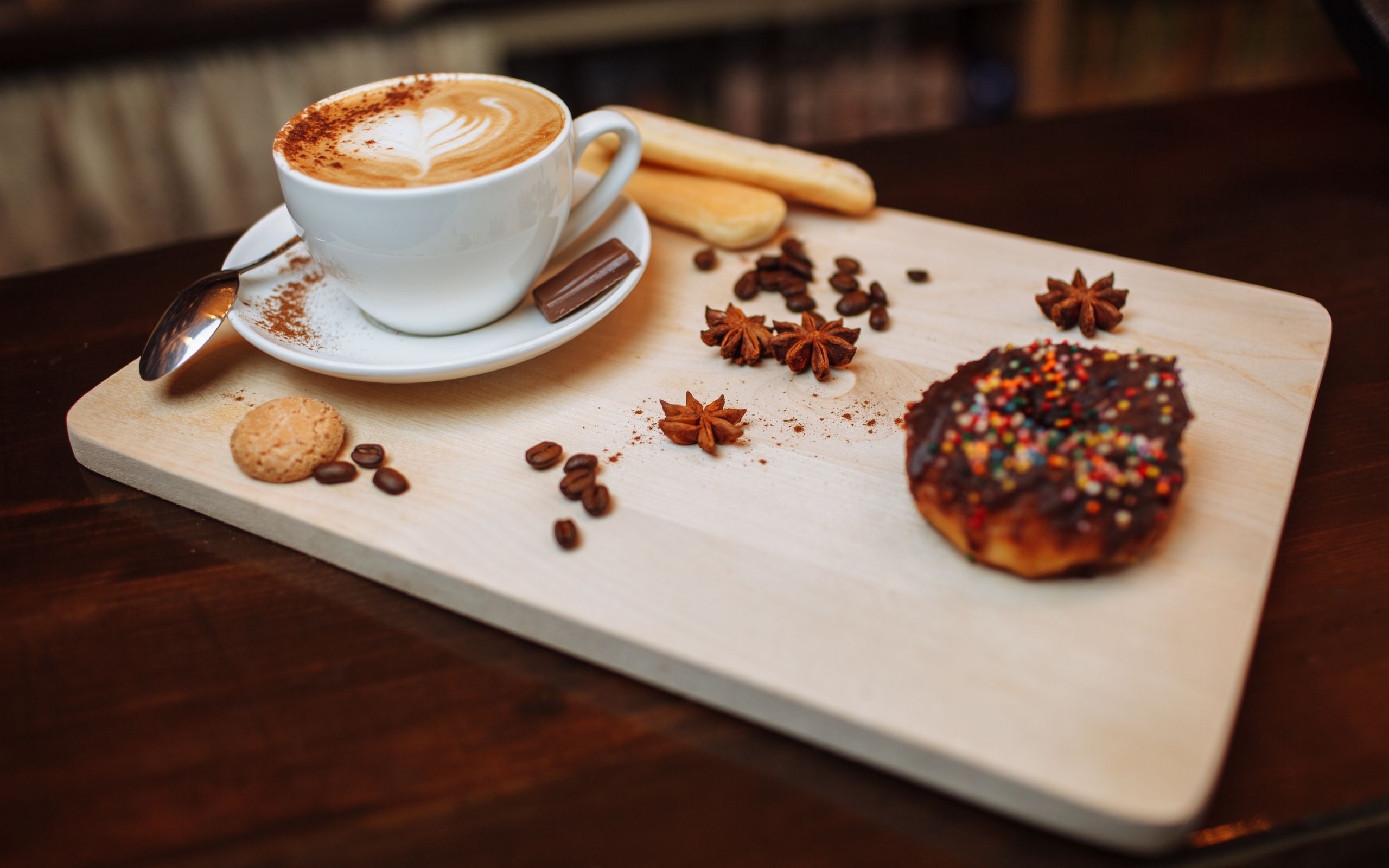Чашка кофе на доске со специями и печеньем