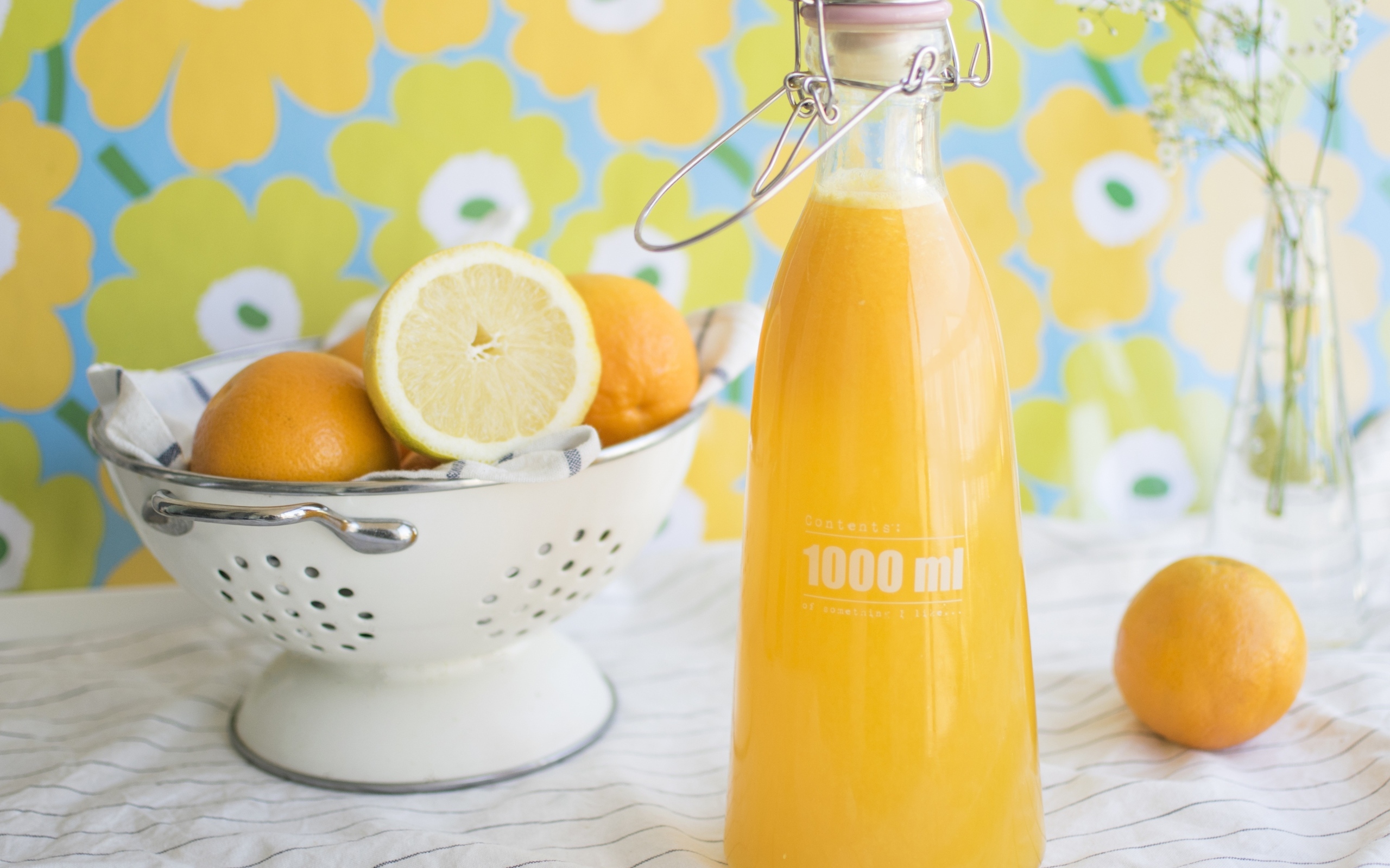 Апельсиновый сок с фруктами на столе