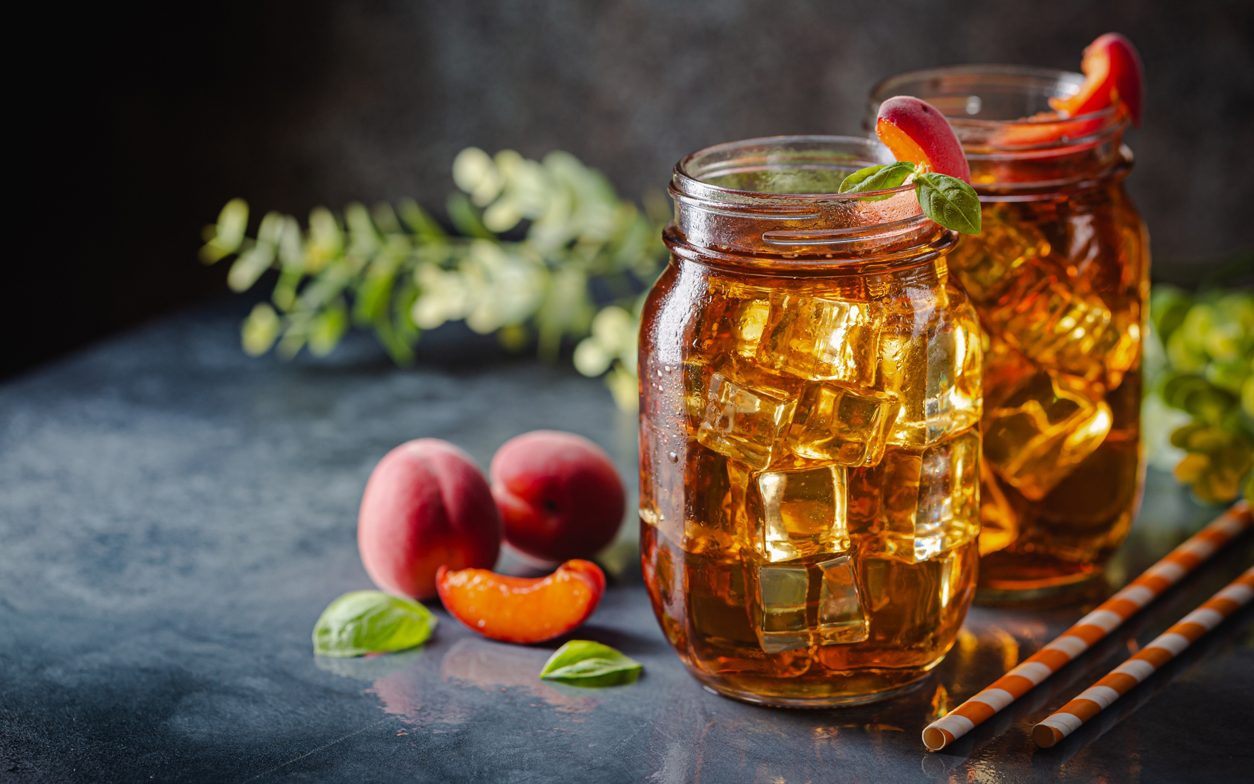 Холодный чай со льдом на столе с абрикосами