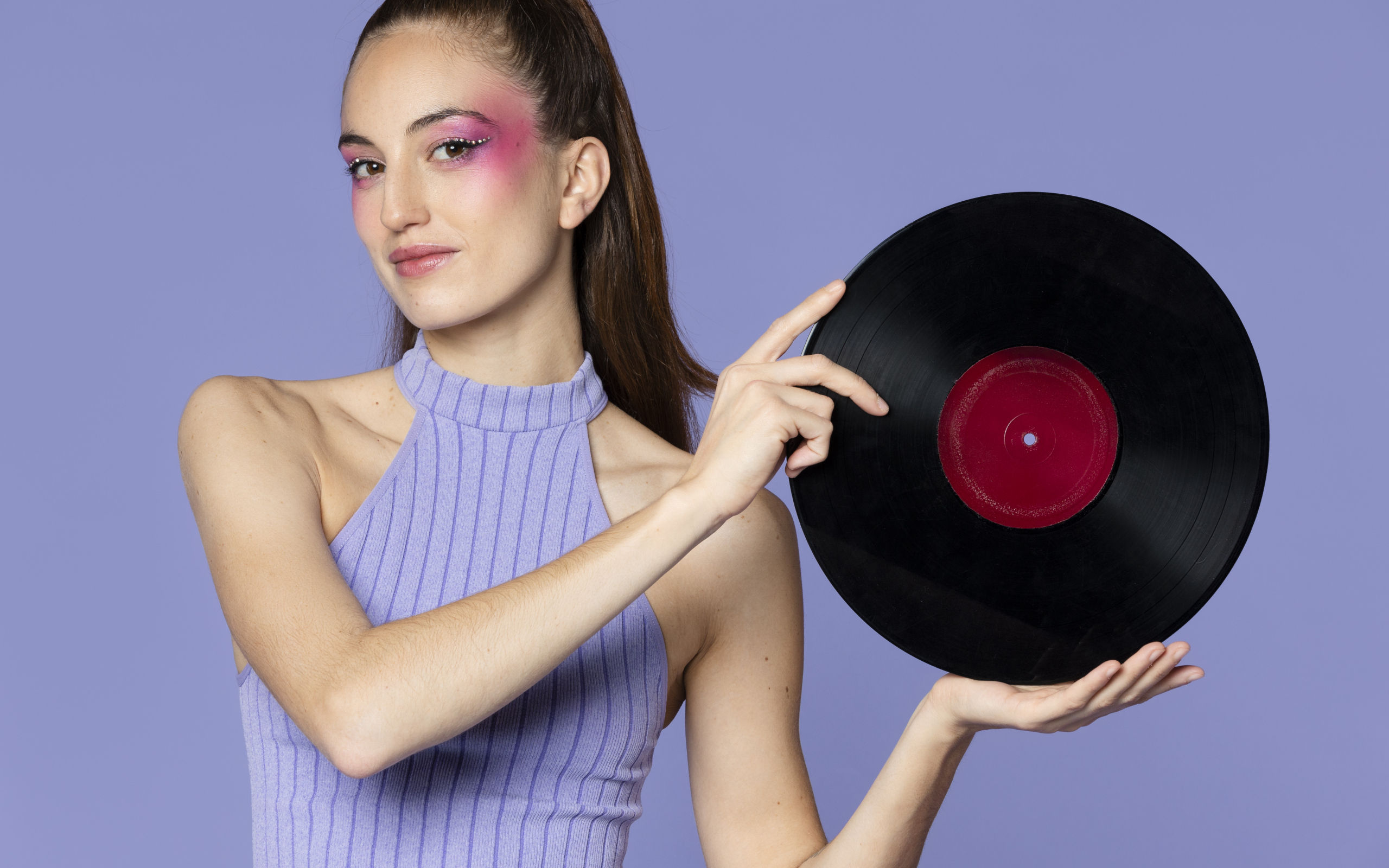 Красивая девушка с пластинкой в руках