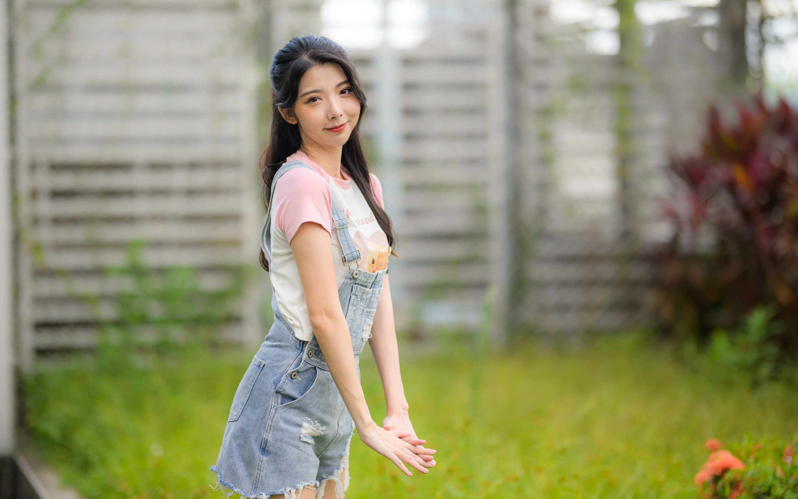 Милая девушка азиатка в джинсовом комбинезоне