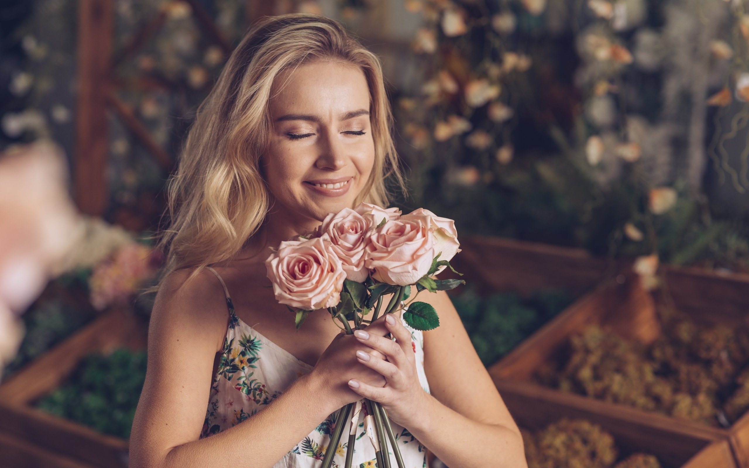 Девушка с букетом роз с закрытыми глазами